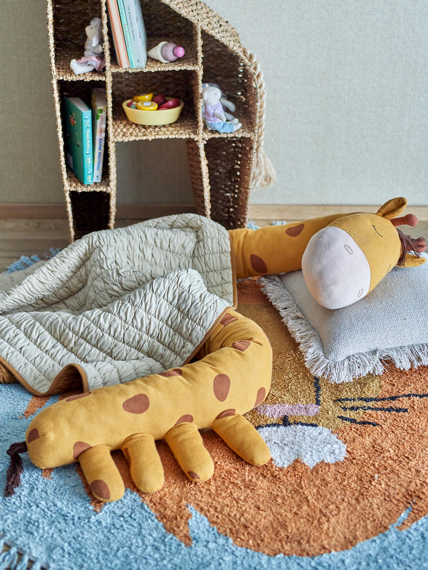 Das orange Ibber Plüschtier von Bloomingville Mini aus Baumwolle ist kuschelig weich und ideal für Kinder zum Spielen und Liebhaben.
