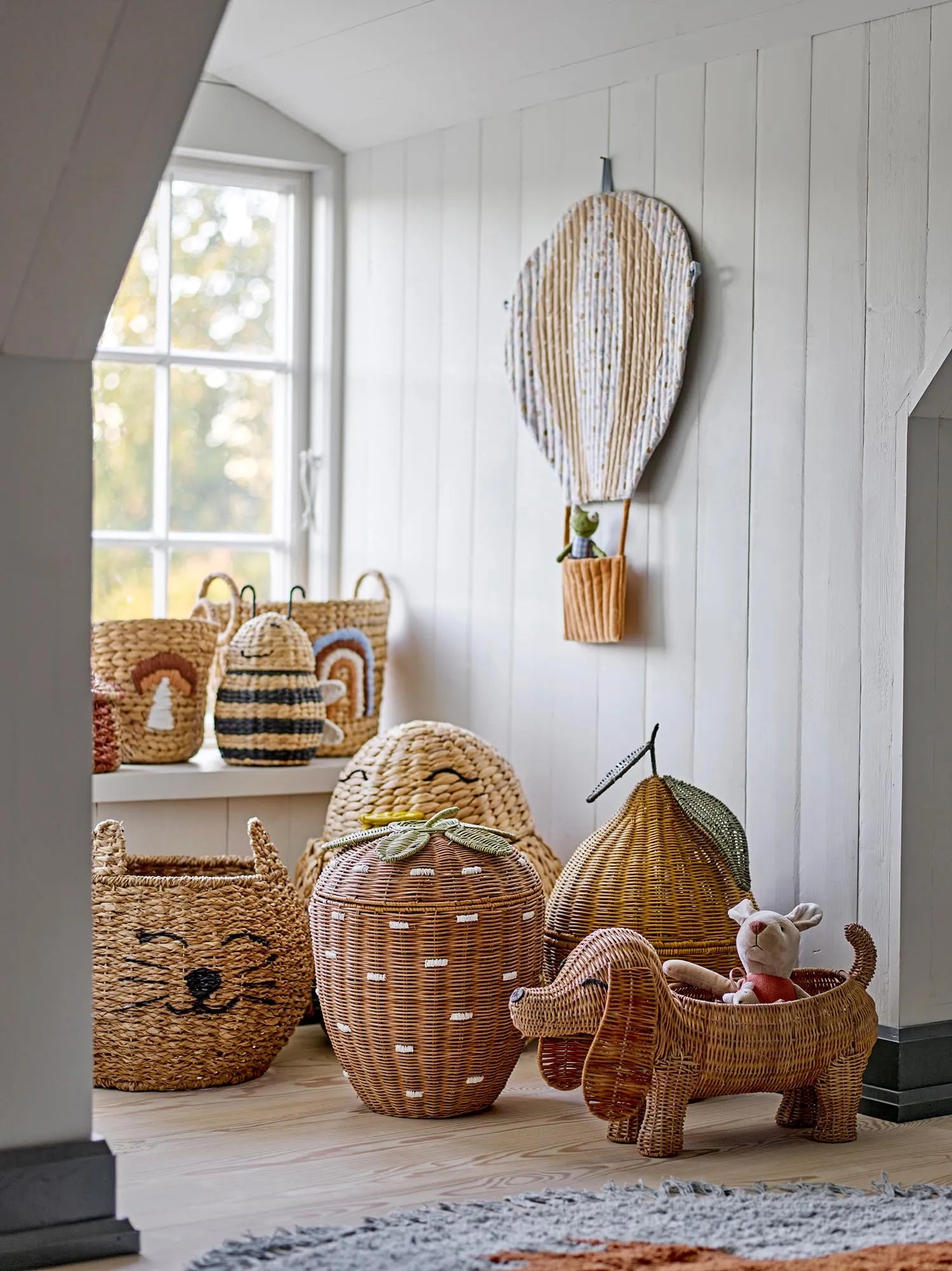 Ein fröhlicher, gelber Rattan-Korb mit Deckel, der an eine Zitrone erinnert, bringt Stil und Ordnung ins Kinderzimmer.