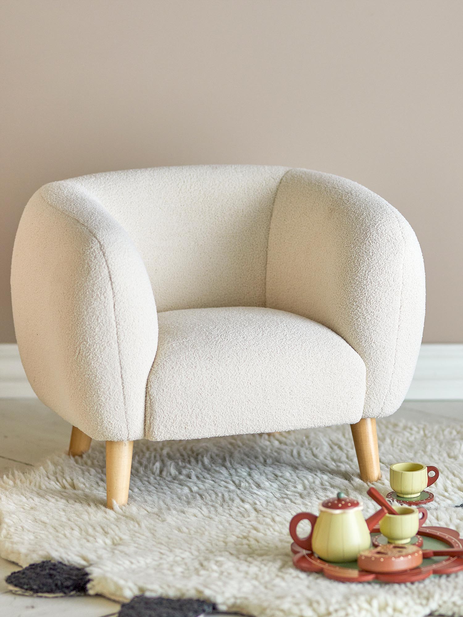 Moderner Cade Stuhl in Weiß von Bloomingville Mini, aus Polyester gefertigt, ideal für stilvolle Kinderzimmer.