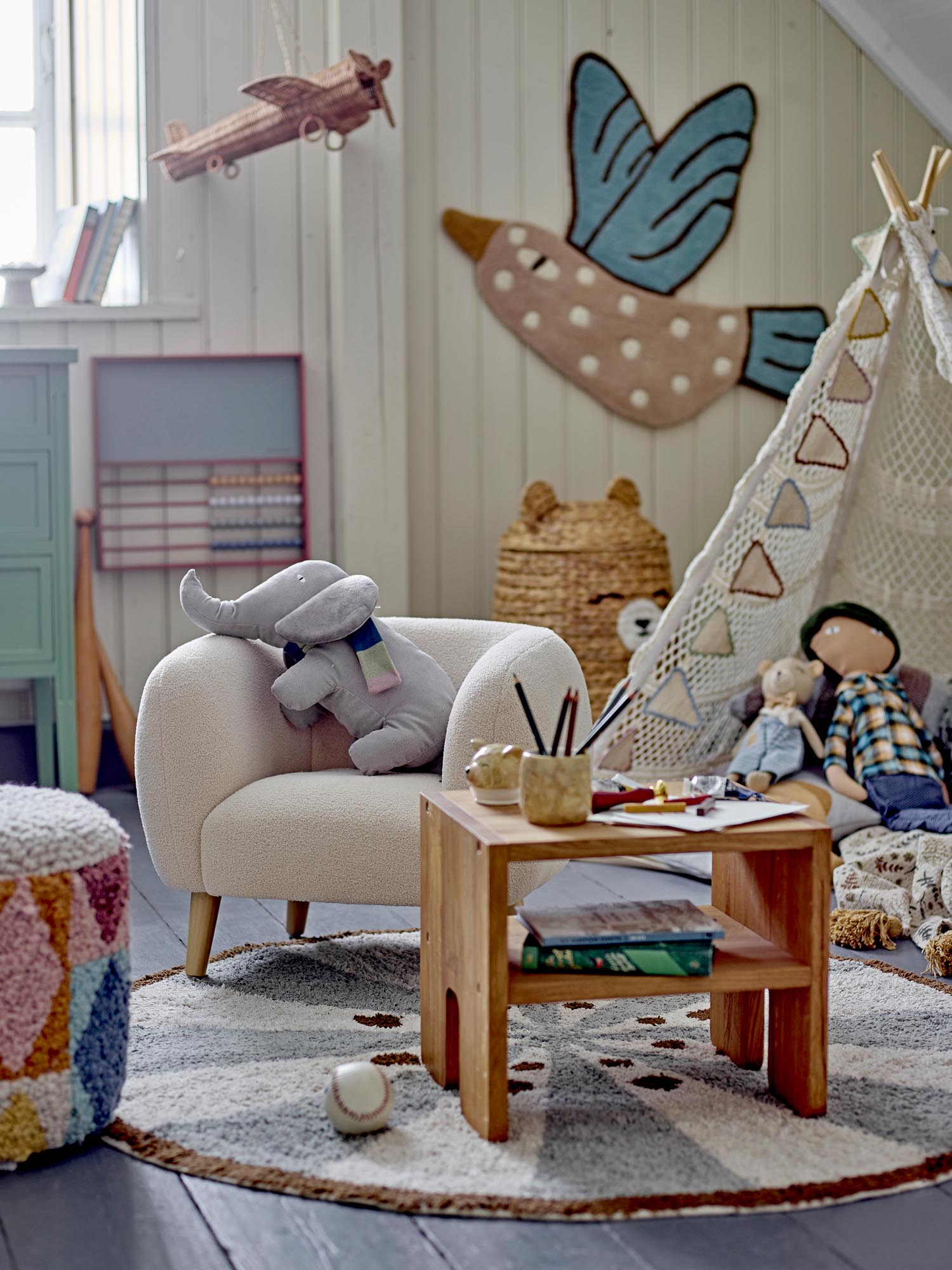 Eleganter Cade Stuhl in Weiß von Bloomingville Mini, aus hochwertigem Polyester, perfekt für moderne Kinderzimmer.
