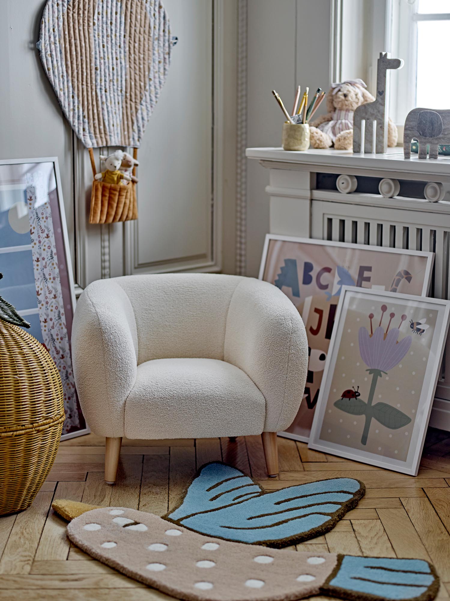 Moderner Cade Stuhl in Weiß von Bloomingville Mini, gefertigt aus Polyester, ideal für stilvolle und gemütliche Kinderzimmer.