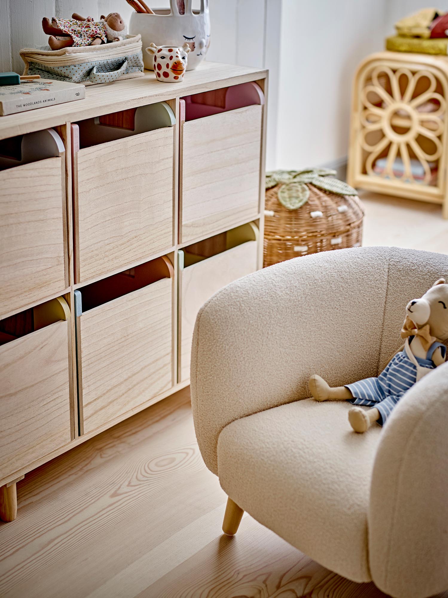 Eleganter Cade Stuhl in Weiß von Bloomingville Mini, aus hochwertigem Polyester, perfekt für moderne und gemütliche Kinderzimmer.