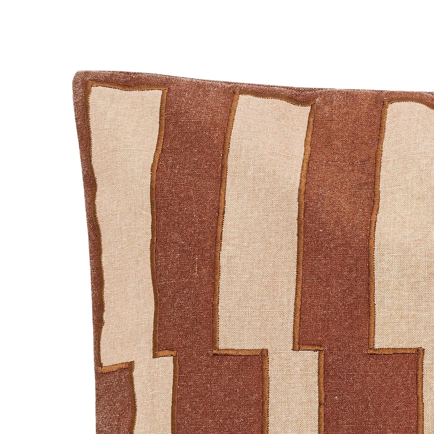 Das Cowes Kissen von Bloomingville in Braun aus OEKO-TEX® Baumwolle vereint elegantes Design mit umweltfreundlicher Herstellung.