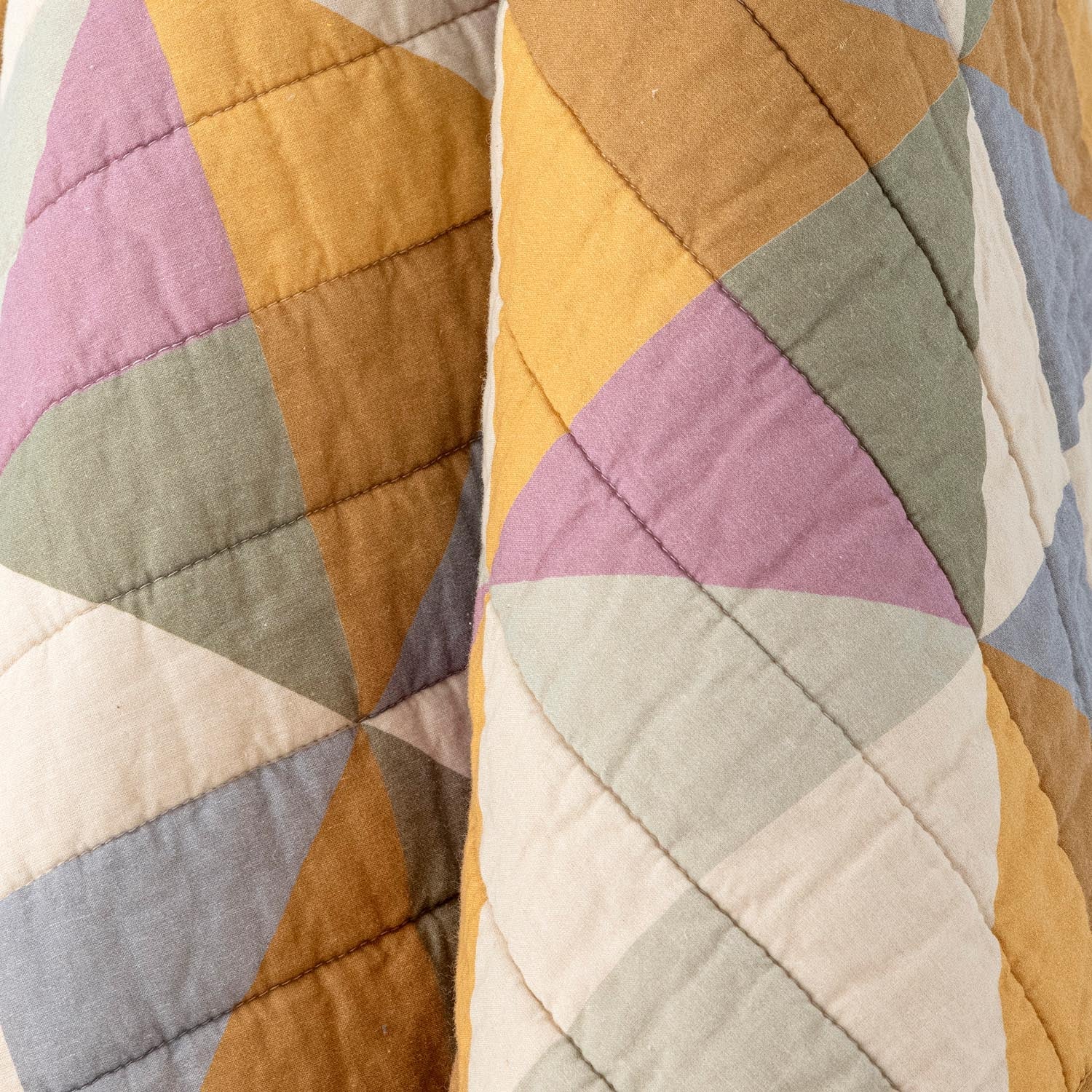 Crewe Quilt in Gelb von Bloomingville, aus OEKO-TEX® zertifizierter Baumwolle, stilvoll und nachhaltig für Ihr Zuhause.