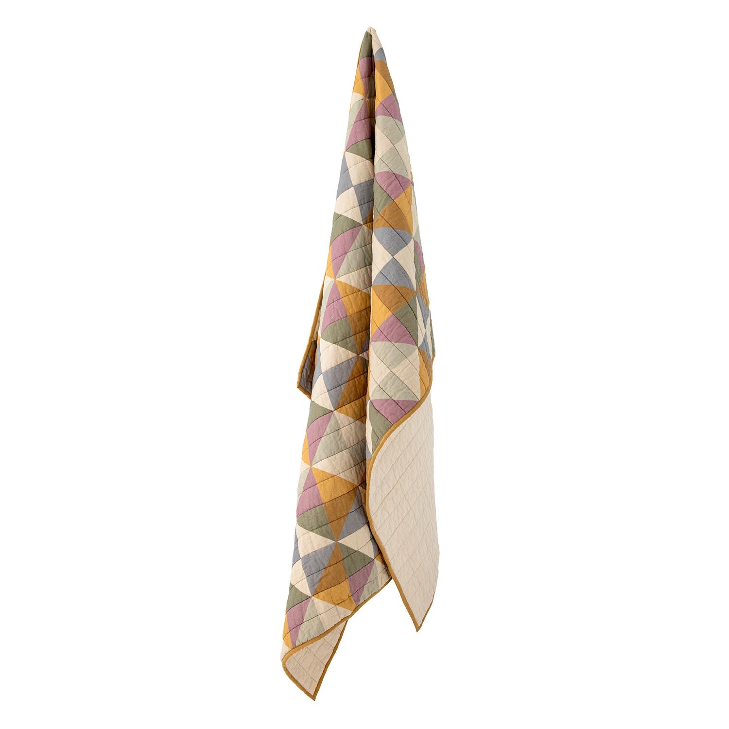 Das Crewe Quilt in Gelb von Bloomingville, gefertigt aus OEKO-TEX® Baumwolle, bietet nachhaltigen Stil und Komfort für Ihr Zuhause.
