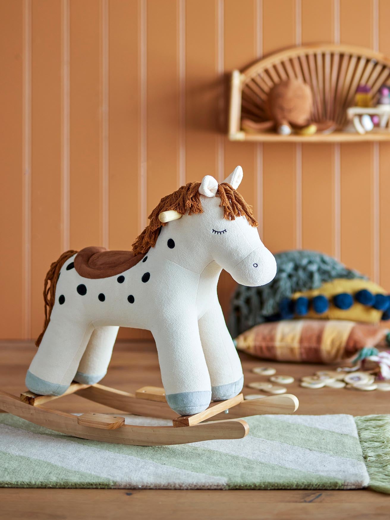 Das Merlen Rocking Toy von Bloomingville Mini ist ein stilvolles, weisses Schaukelpferd aus strapazierfähigem Polyester, das Kinder zum Spielen und Entdecken einlädt.