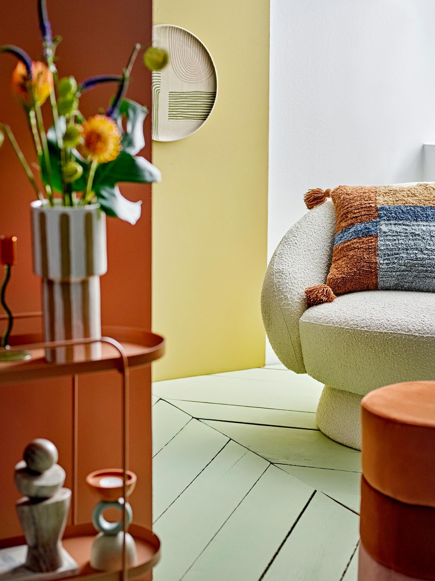 Der Bilbao Pouf in Orange von Bloomingville ist ein elegantes Möbelstück aus Polyester, perfekt für zeitgemäße Wohnräume.