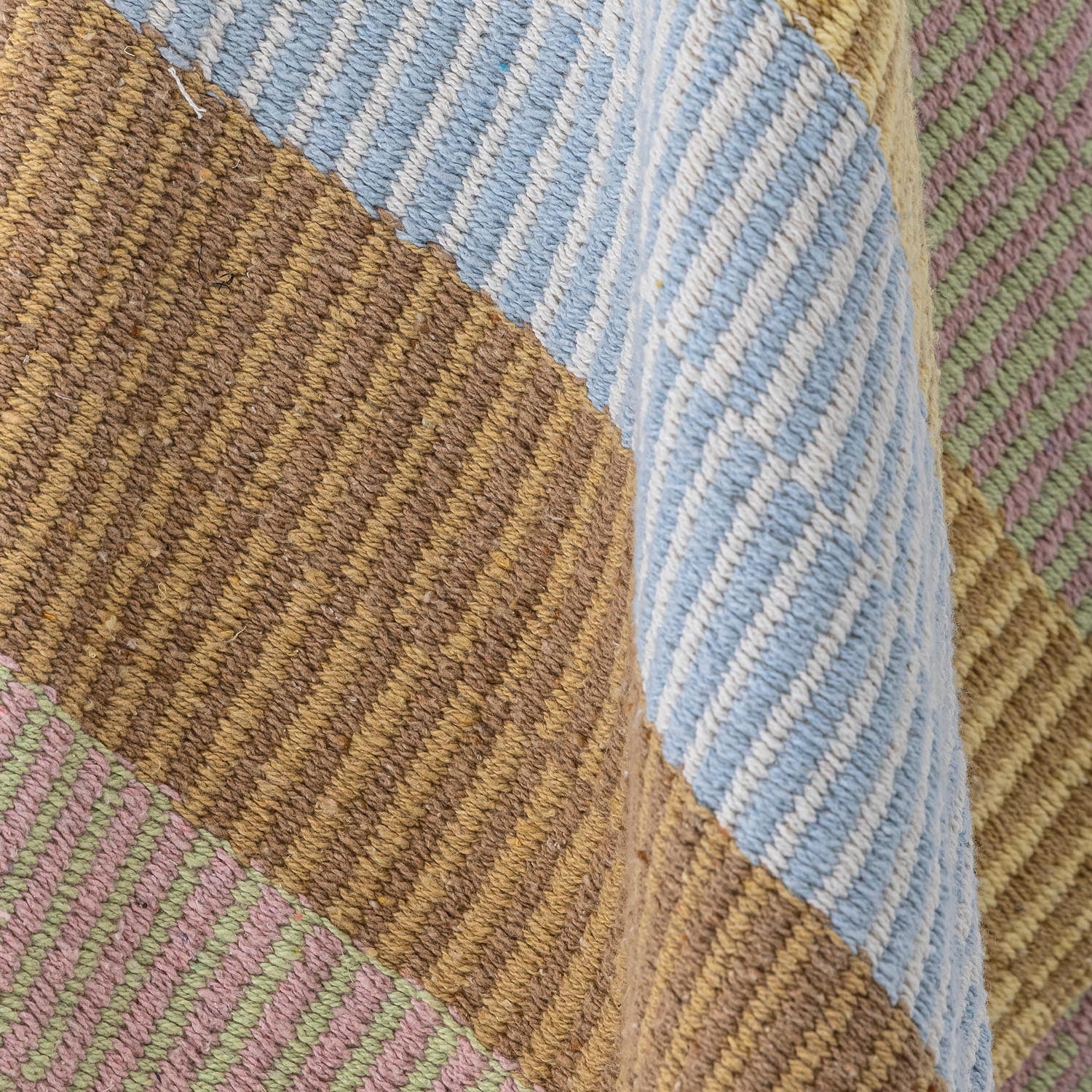 Die Isnel Decke in Gelb aus recycelter Baumwolle von Creative Collection vereint Nachhaltigkeit mit modernem Stil und Komfort.