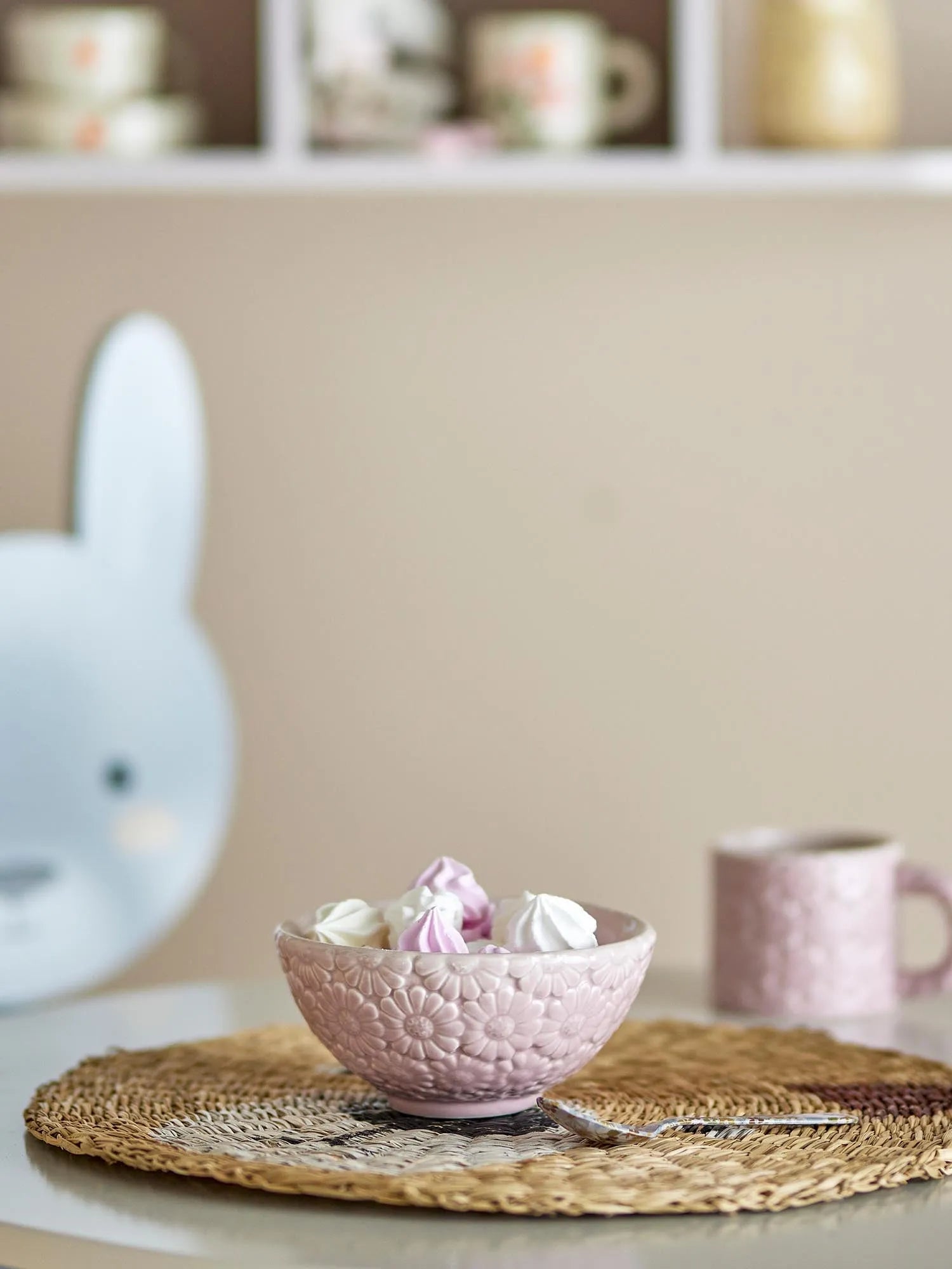 Zarte Rosaschale aus Steingut mit geprägten Gänseblümchen, ideal für kleine Snacks, spülmaschinenfest und langlebig.