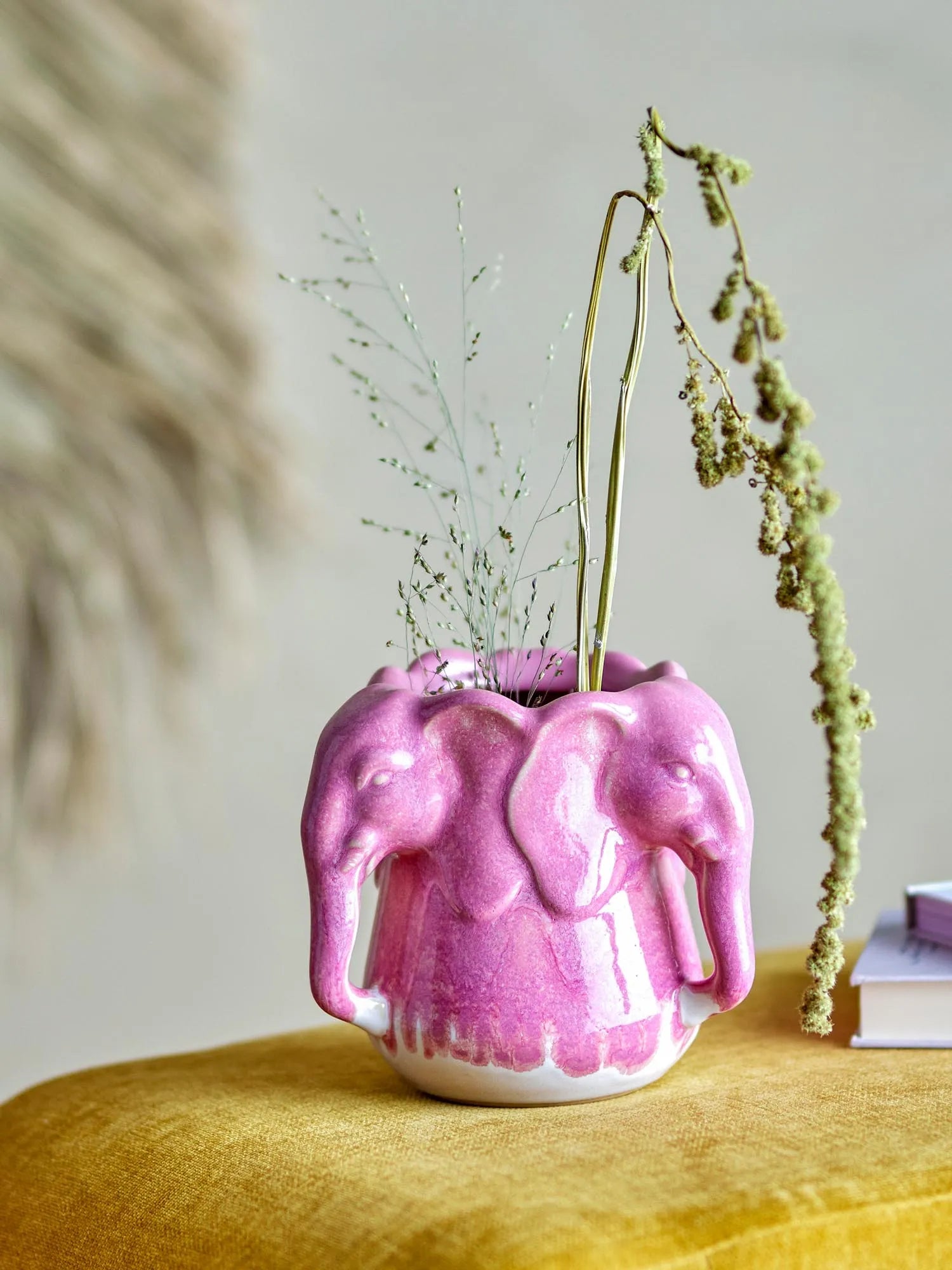 Die Pontus Vase in Pink von Bloomingville vereint skandinavische Eleganz mit verspielten Elefantenmustern aus Steingut.