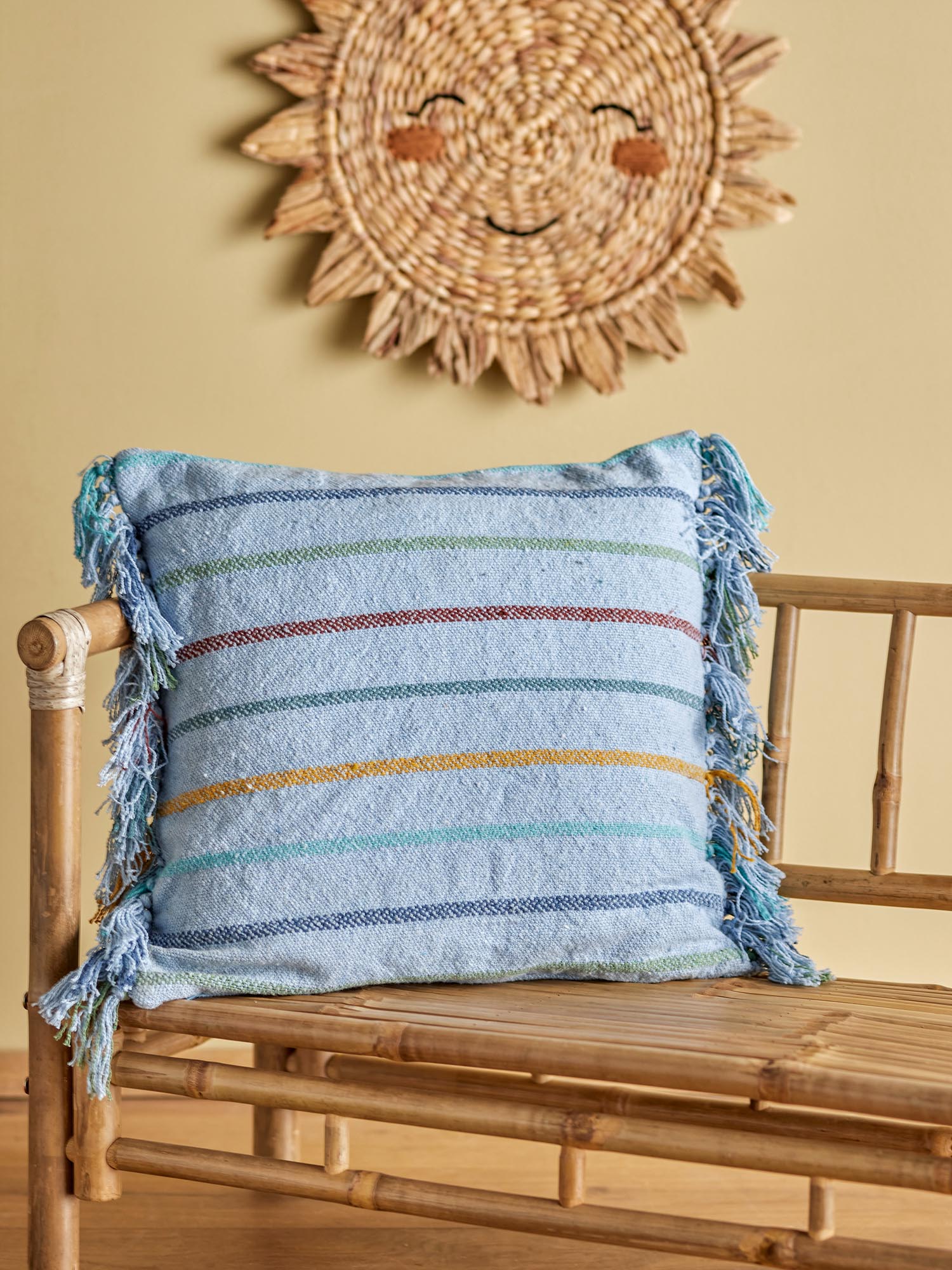 Das Frey Kissen von Bloomingville Mini in Blau, aus recycelter Baumwolle, ist ideal für ein gemütliches und umweltfreundliches Kinderzimmer.