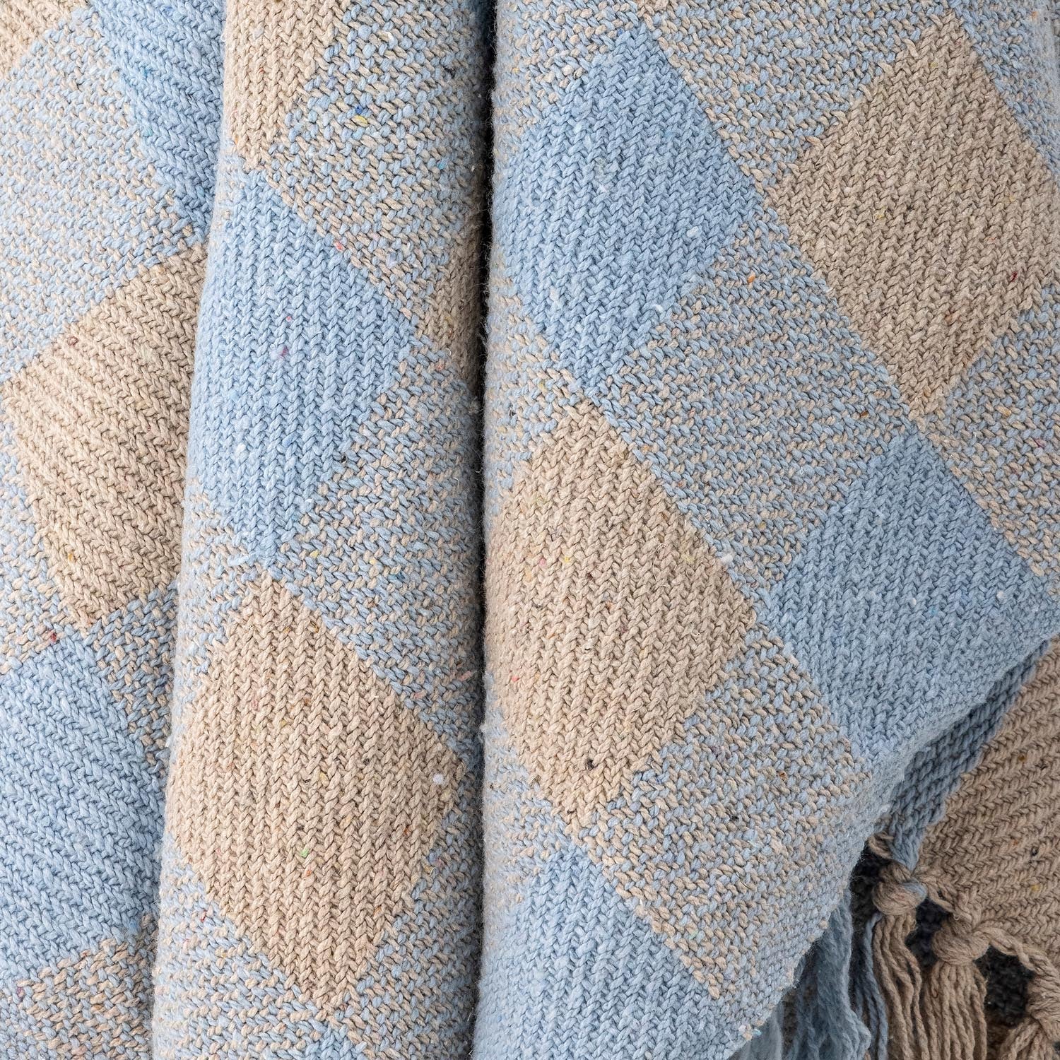 Die Largs Decke in Blau aus recycelter Baumwolle von Creative Collection bietet nachhaltigen Komfort und modernes Design.