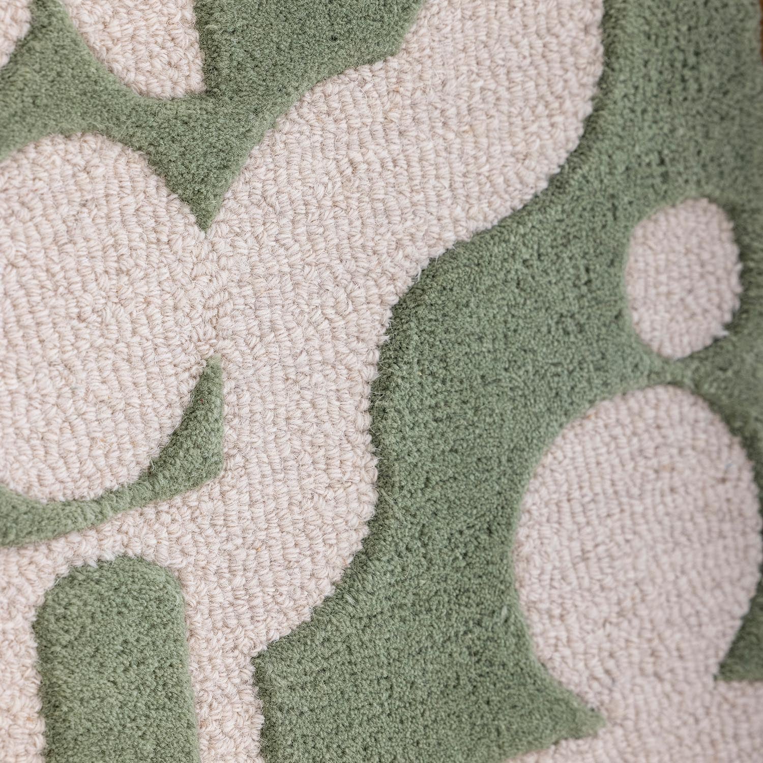 Die Longton Wanddekoration in Grün von Bloomingville aus Wolle verleiht Ihrem Zuhause eine stilvolle und natürliche Atmosphäre.