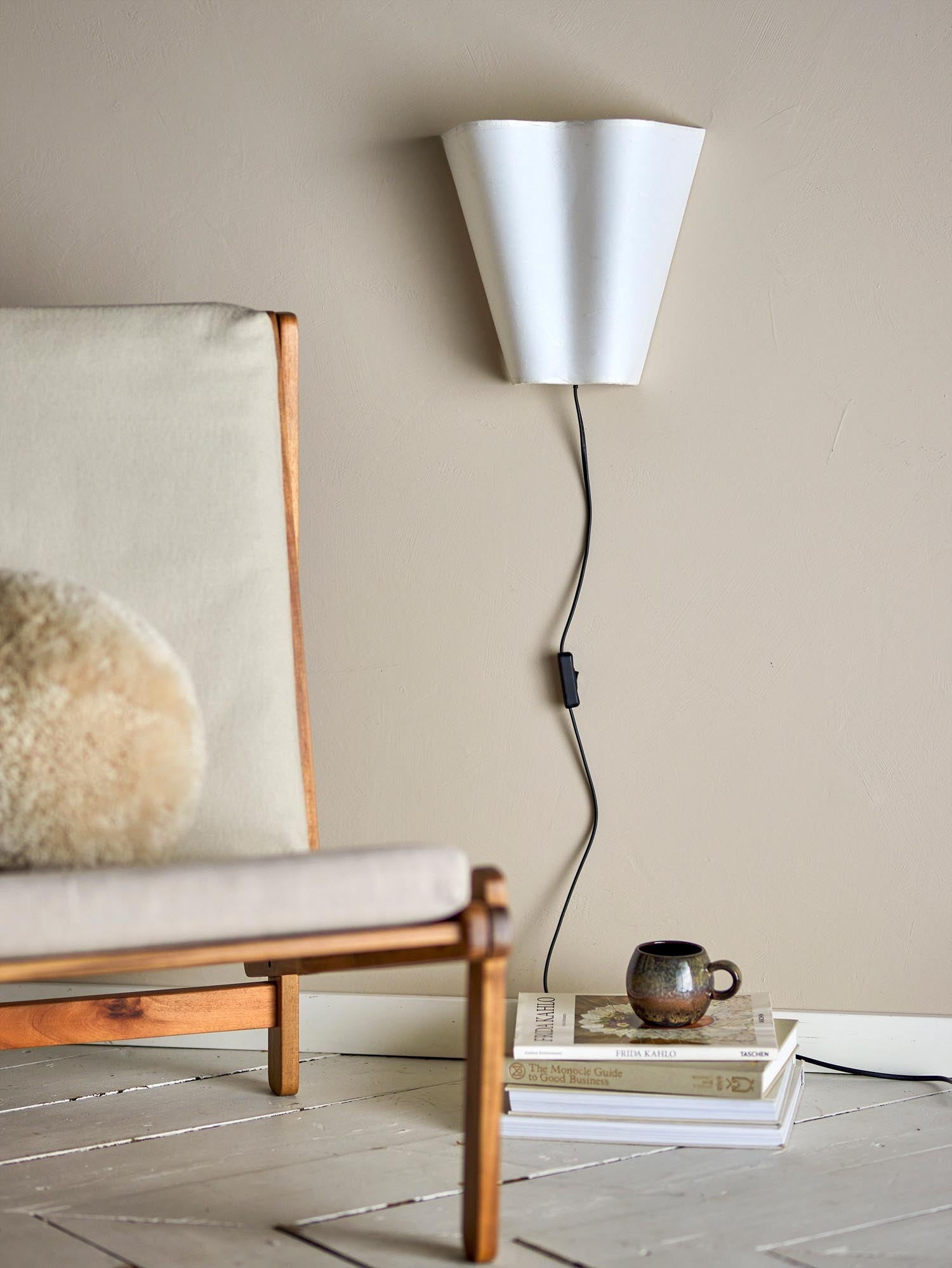Die Janese Wandleuchte von Bloomingville aus weißem Papier verleiht jedem Raum eine elegante und natürliche Atmosphäre.