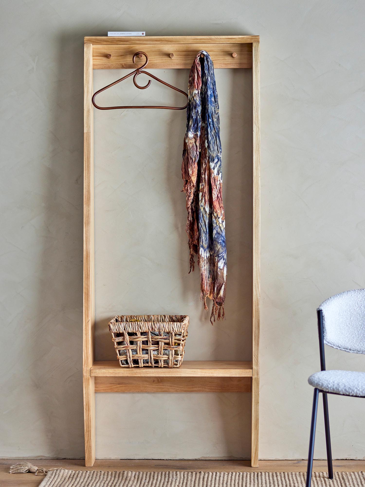 Die Vance Garderobe aus natürlichem Kiefernholz von Bloomingville bietet stilvolle und praktische Aufbewahrung für Ihr Zuhause.