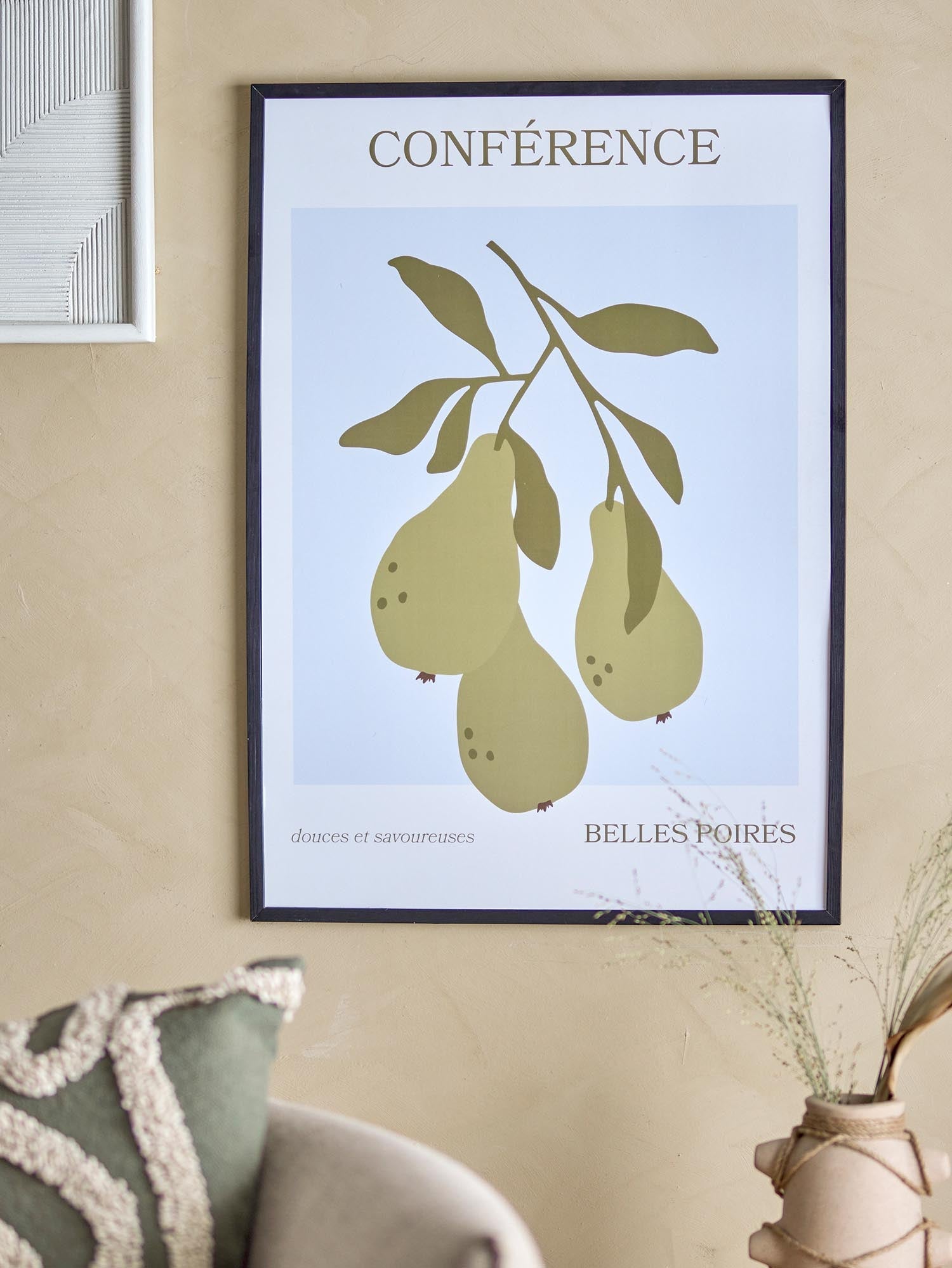 Stilvolle Poire-Illustration im schwarzen Rahmen aus Kiefernholz von Bloomingville, ideal für moderne Wohnräume.