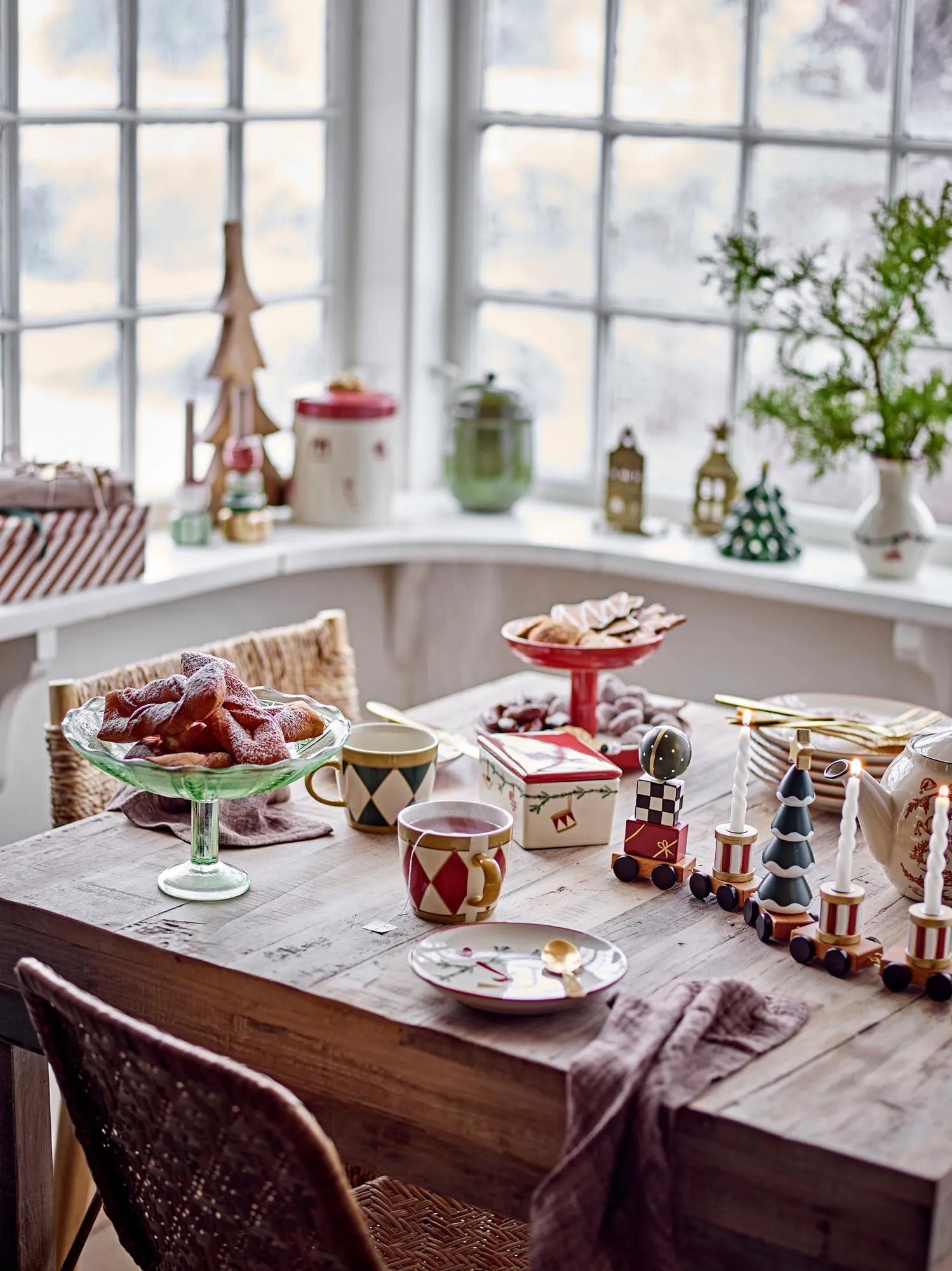 Der Yule Teller von Bloomingville vereint festliche Eleganz und robuste Qualität, ideal für stimmungsvolle Weihnachtstafeln.