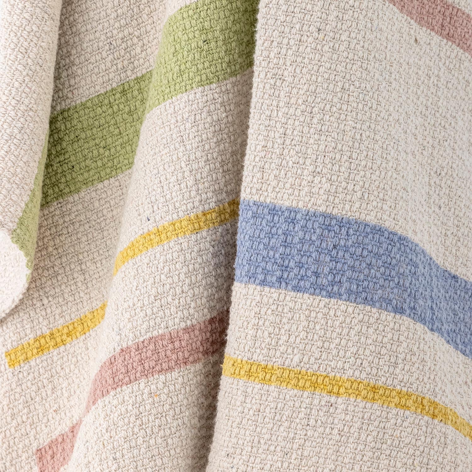 Die Pontino Decke von Bloomingville, gefertigt aus recycelter Baumwolle, vereint natürliche Eleganz mit umweltfreundlichem Design.
