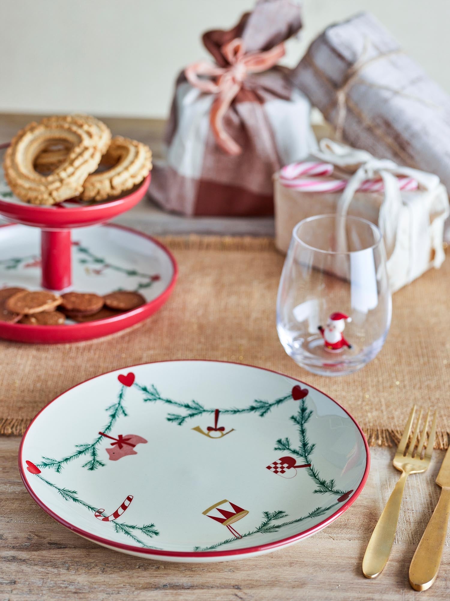 Der Yule Teller von Bloomingville aus natürlichem Steingut überzeugt mit schlichtem Design und ist ideal für stilvolle Tischdekorationen.