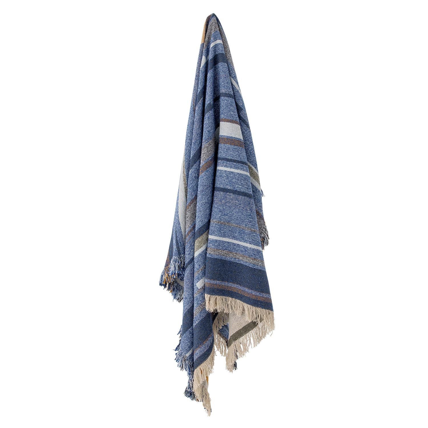 Die Toscana Decke von Bloomingville in Blau aus recycelter Baumwolle vereint umweltfreundliches Design mit gemütlichem Flair.