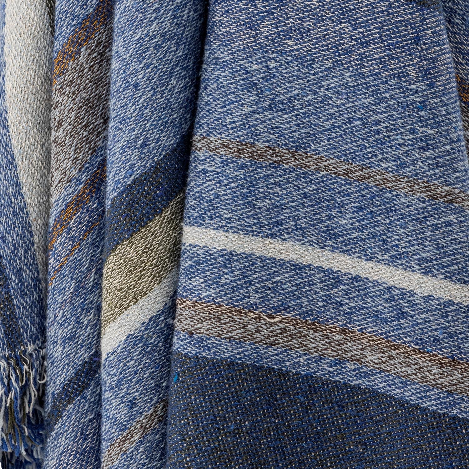 Die blaue Toscana Decke von Bloomingville aus recycelter Baumwolle bietet nachhaltigen Komfort und stilvolle Gemütlichkeit.