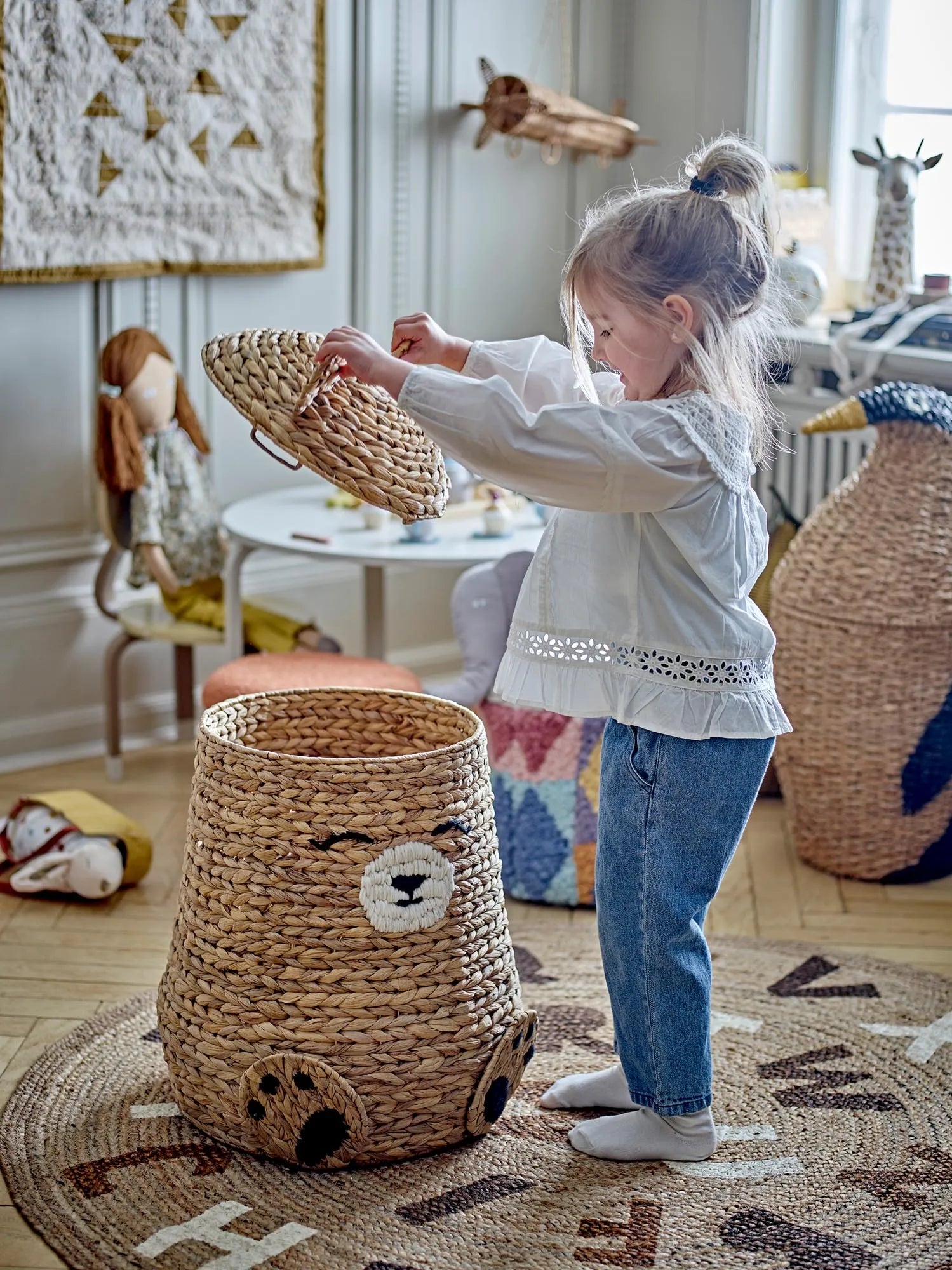 Charmanter Bärenkorb aus Wasserhyazinthe, ideal für Kinderzimmer. Nachhaltig, handgefertigt, mit Deckel für stilvolle Ordnung.