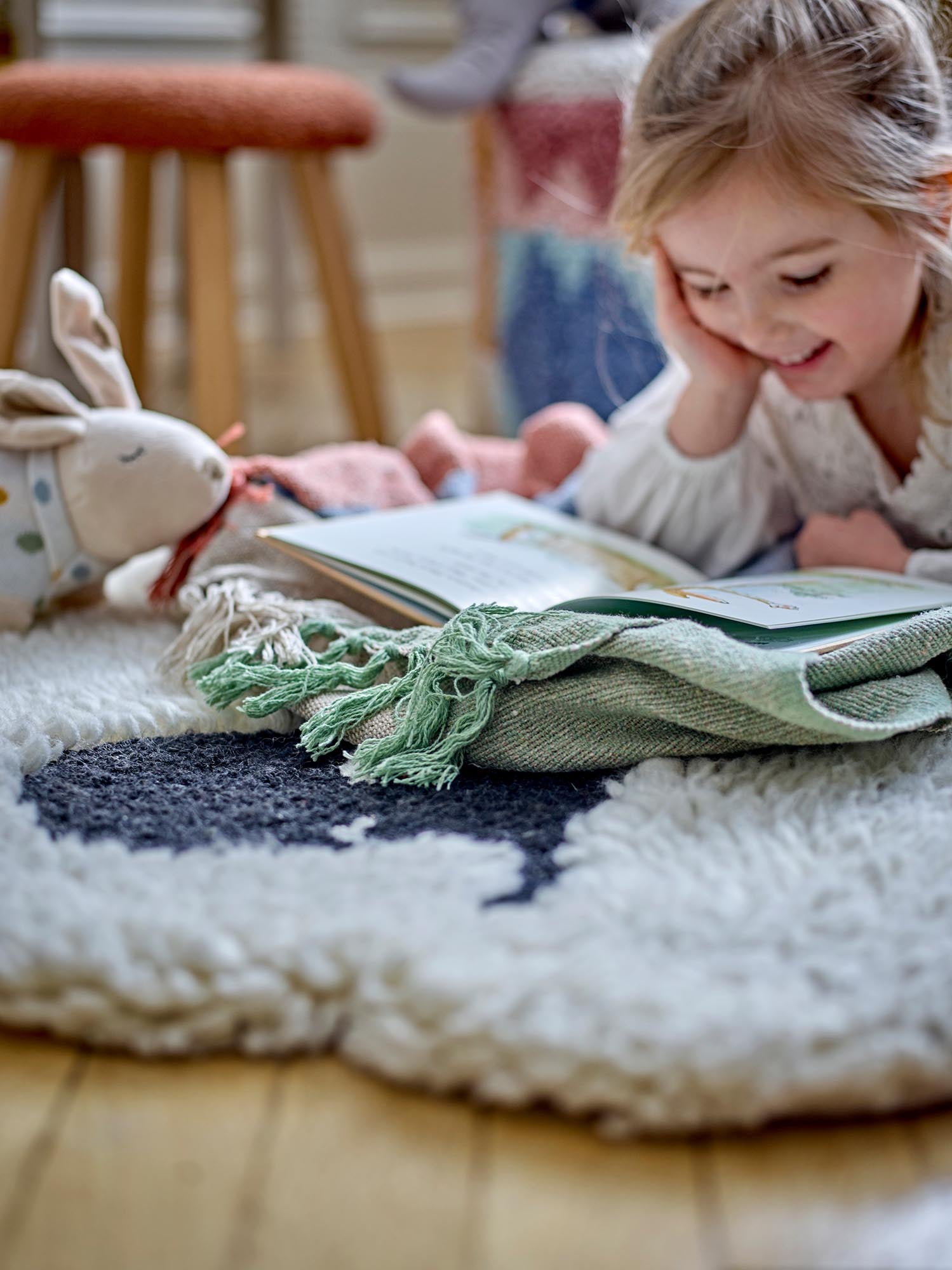 Der Dolly Teppich von Bloomingville Mini aus weisser Wolle ist weich, stilvoll und ideal für Kinderzimmer.
