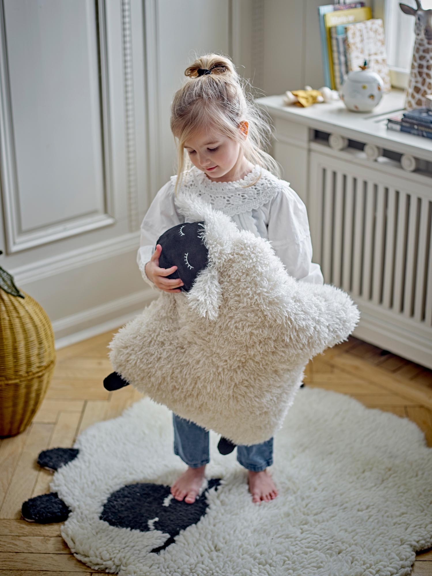 Das Dolly Kissen von Bloomingville Mini in Weiß aus Polyester ist weich, stilvoll und perfekt für ein gemütliches Kinderzimmer.