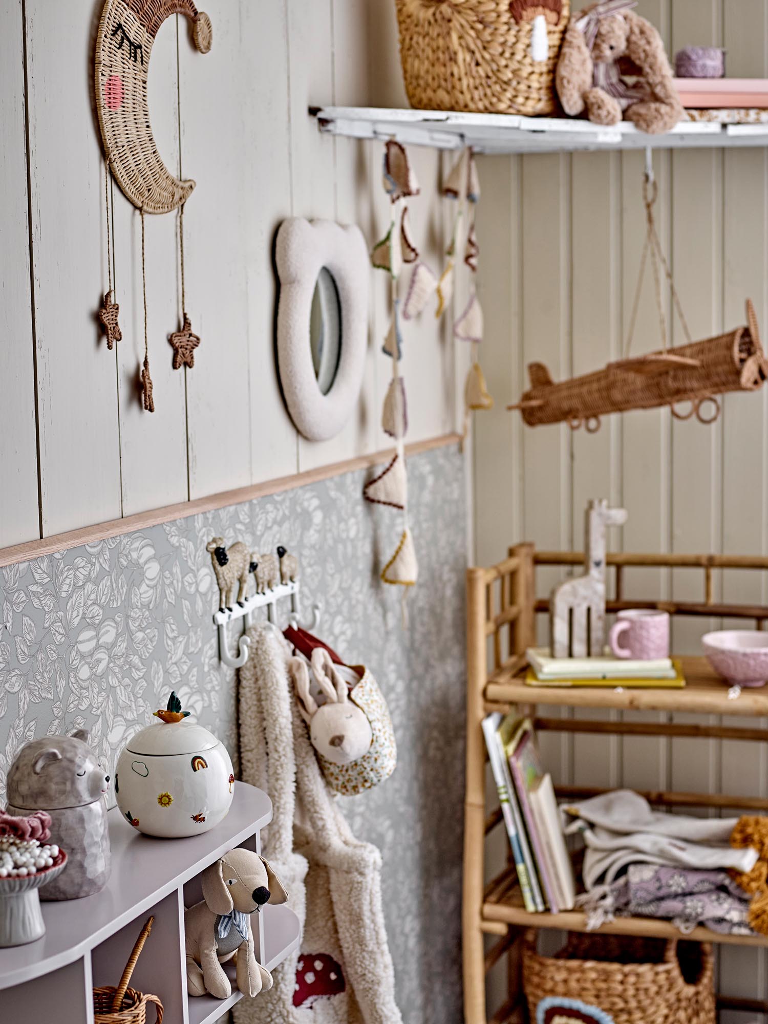 Weißes Agnes Gefäß mit Deckel aus Steingut von Bloomingville Mini, ideal für stilvolle Aufbewahrung und Dekoration im Kinderzimmer.