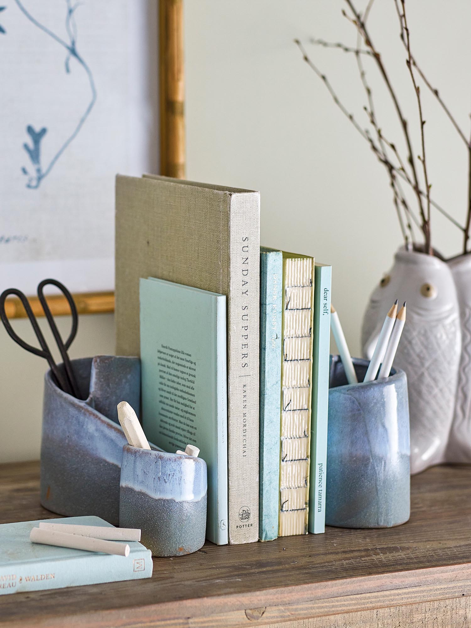 Die Meliad Buchstütze aus Steingut in Blau von Creative Collection ist ein stilvolles und funktionales Accessoire für Ihr Bücherregal.