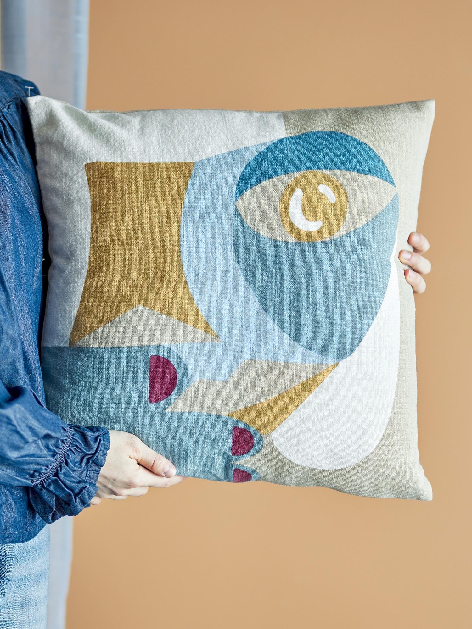 Ein stilvolles Kissen aus Baumwolle mit modernem, grafischem Design, das jedem Raum skandinavische Eleganz verleiht.