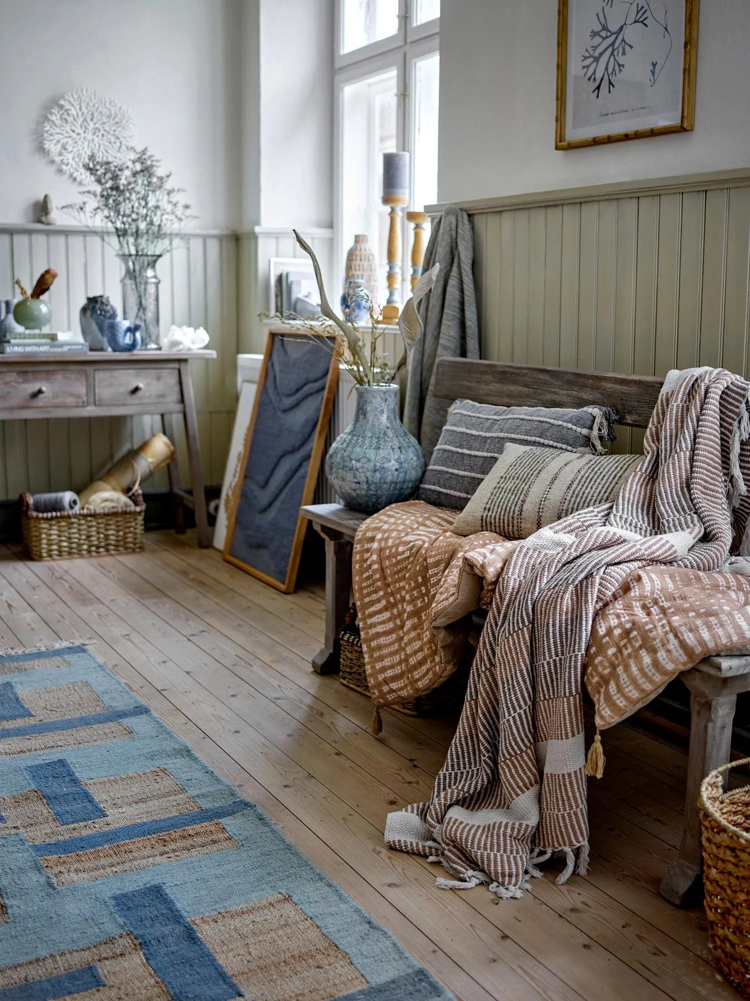 Die Isnel Decke aus recycelter Baumwolle vereint Nachhaltigkeit mit Boho-Chic und bietet Komfort und Stil für Ihr Zuhause.