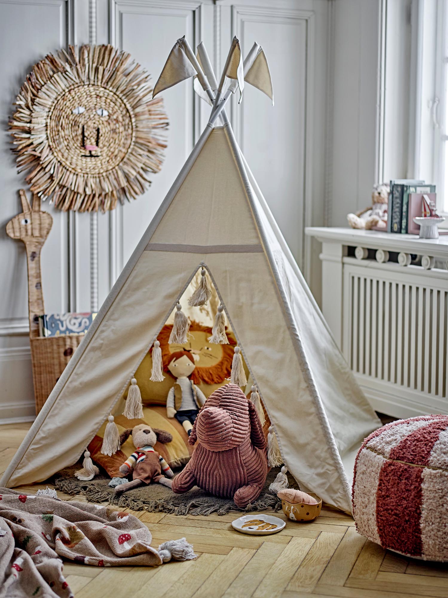 Die braune Fall Decke aus recycelter Baumwolle von Bloomingville Mini vereint Nachhaltigkeit und Naturdesign für gemütliche Stunden.
