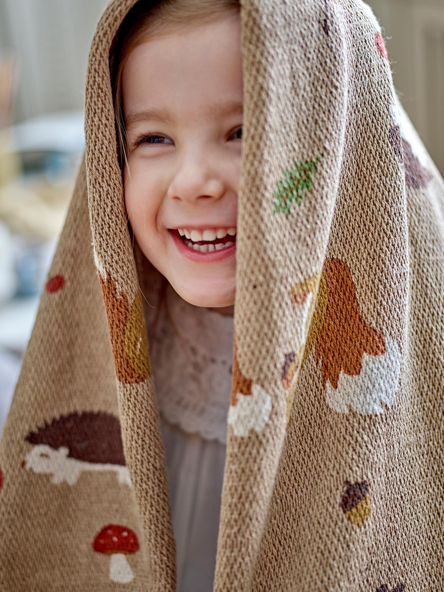 Weiche braune Decke aus recycelter Baumwolle von Bloomingville Mini, perfekt für den Herbst, umweltfreundlich und gemütlich.