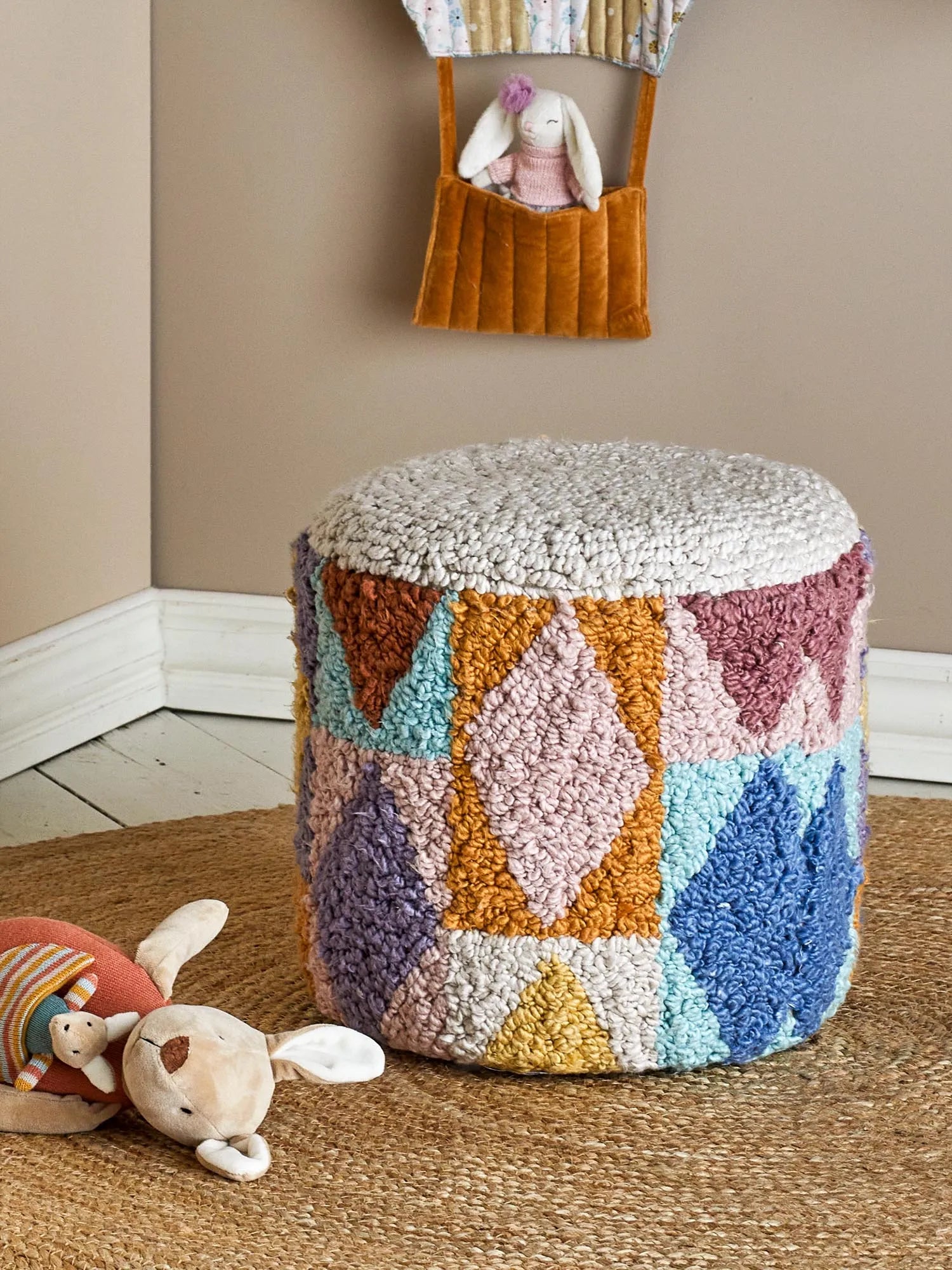 Der Miaki Pouf in Grau von Bloomingville Mini: stilvoll, vielseitig, aus Baumwolle, ideal für Kinderzimmer, skandinavisches Design.