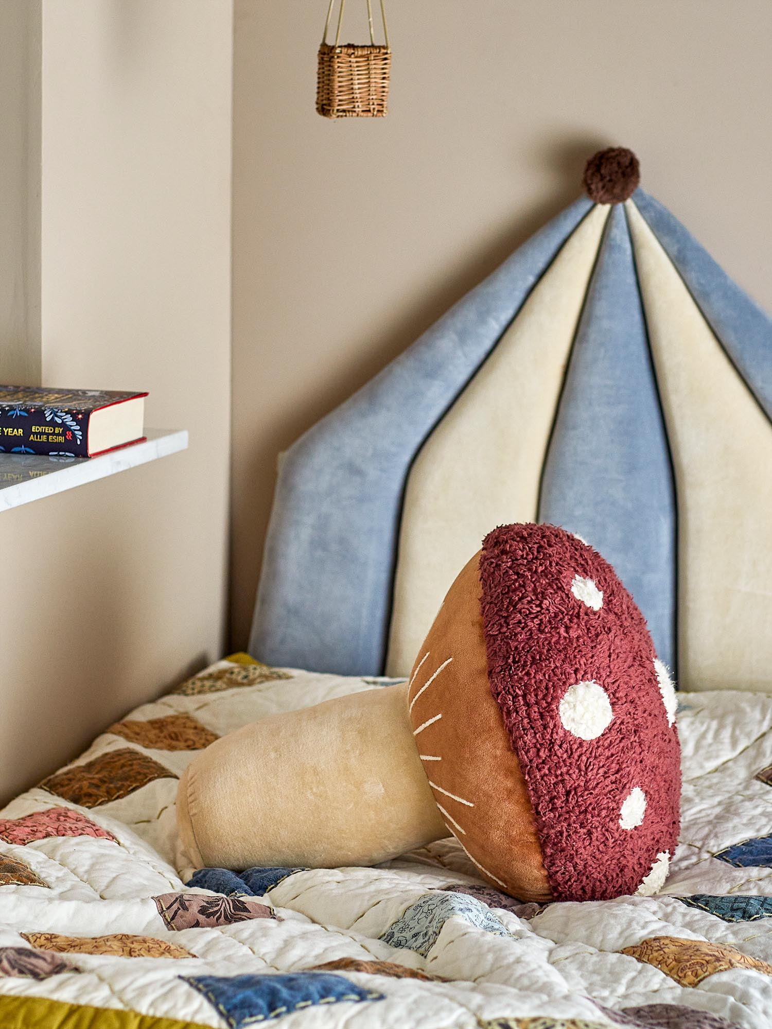 Ein weiches, rotes Baumwollkissen in Pilzform von Bloomingville Mini, ideal für Kinderzimmer oder als dekoratives Accessoire.