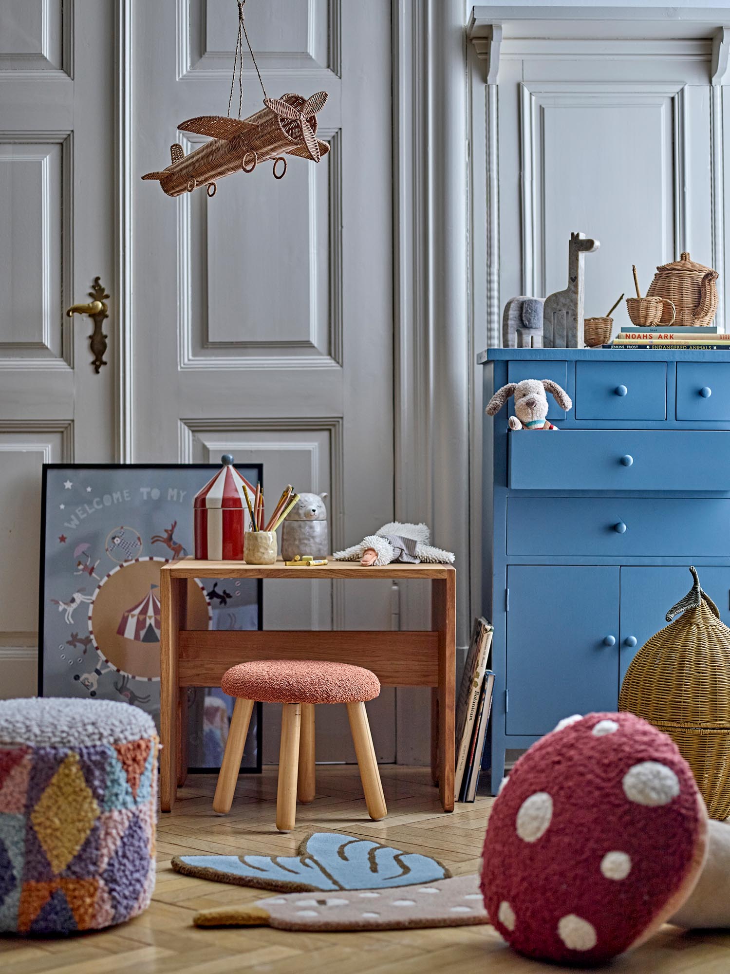 Ein charmantes, rotes Kissen in Pilzform aus Baumwolle von Bloomingville Mini, perfekt für Kinderzimmer oder als Deko-Highlight.