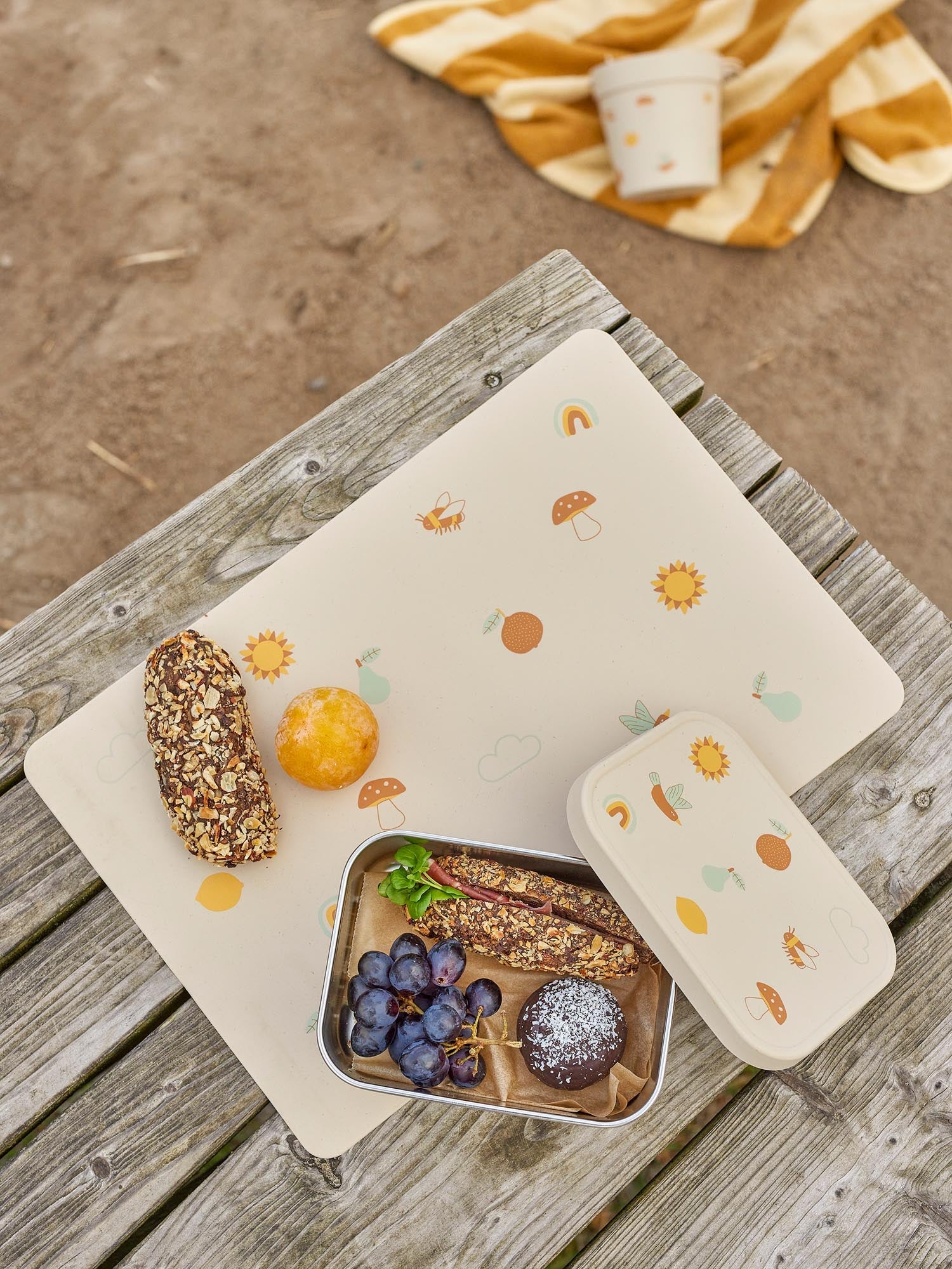 Elegantes, rutschfestes Silikon-Platzdeckchen in sanften Naturtönen, ideal für Kinder und leicht zu reinigen.