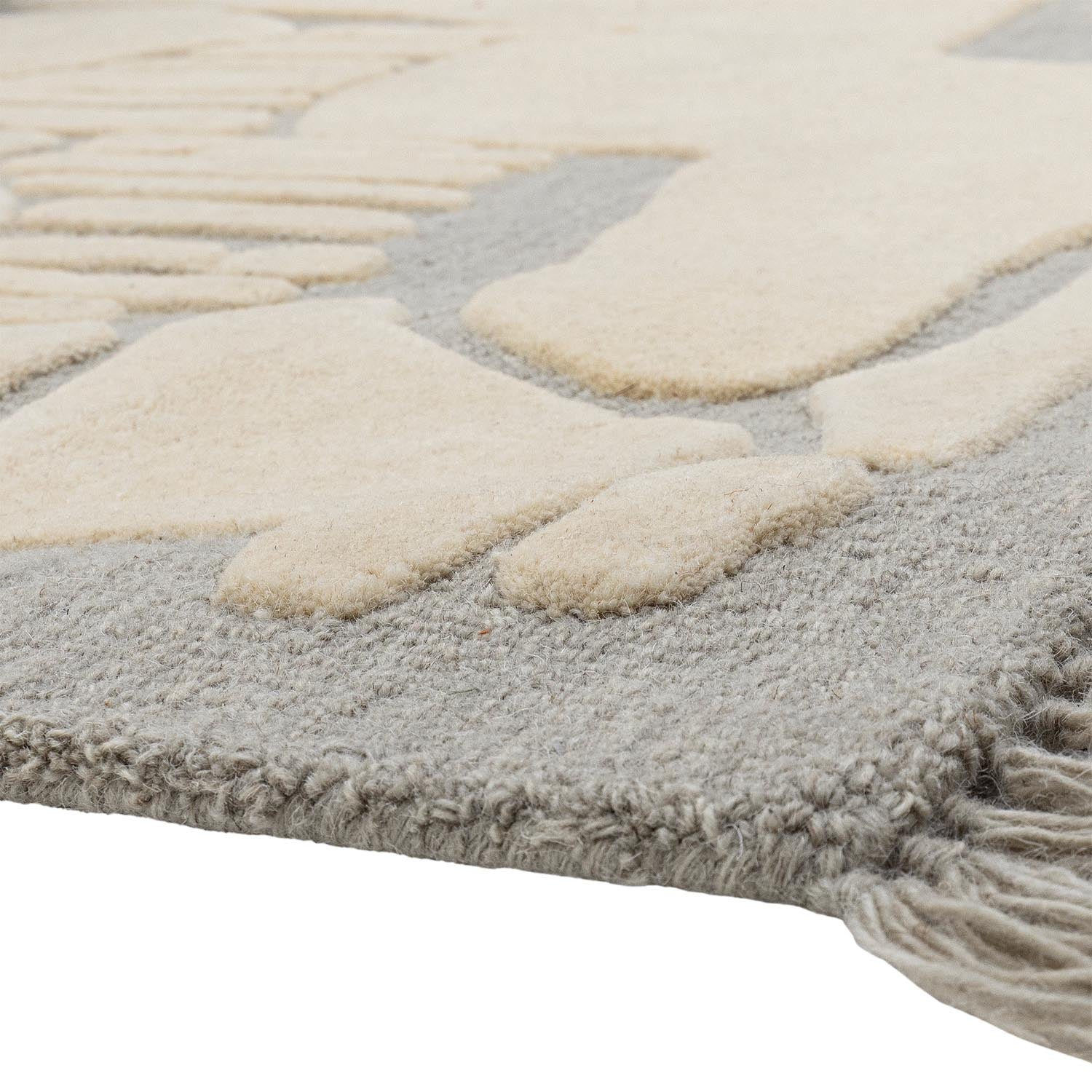 Eleganter Napoli Teppich aus grauer Wolle von Bloomingville, ideal für stilvolle und gemütliche Wohnräume.