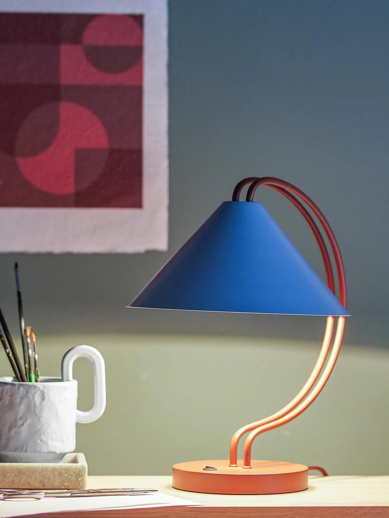 Die Janya Tischlampe in Rot von Bloomingville vereint skandinavisches Design mit Funktionalität und verleiht jedem Raum einen stilvollen Akzent.