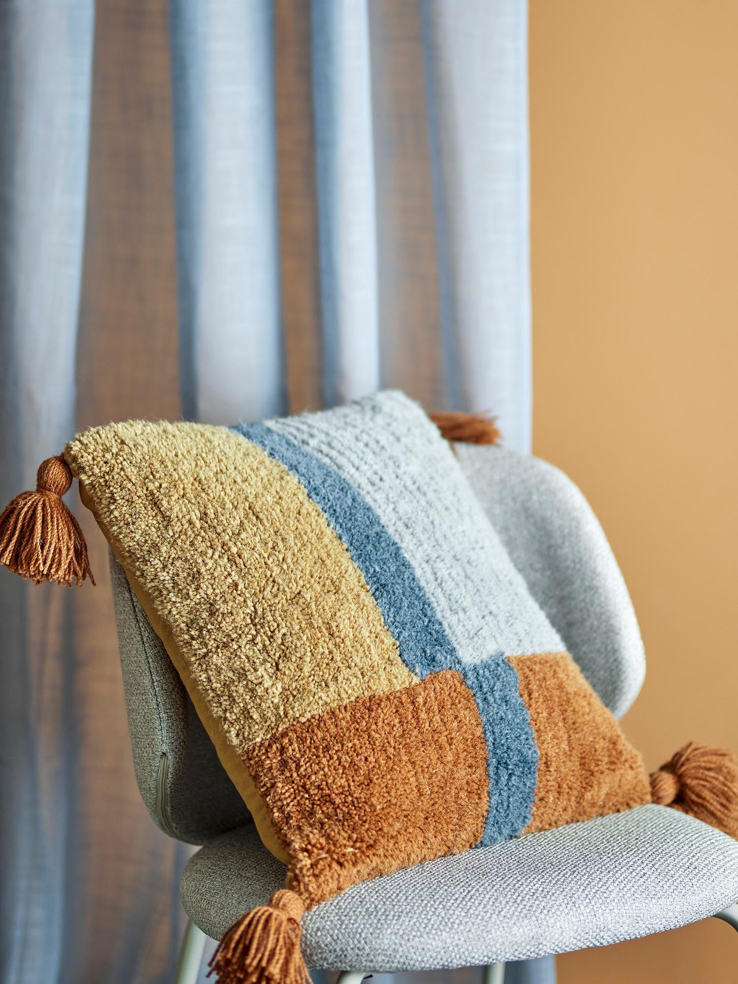 Das Centro Kissen von Bloomingville in Blau aus Wolle bietet stilvolle Gemütlichkeit und ist ein elegantes Wohnaccessoire.