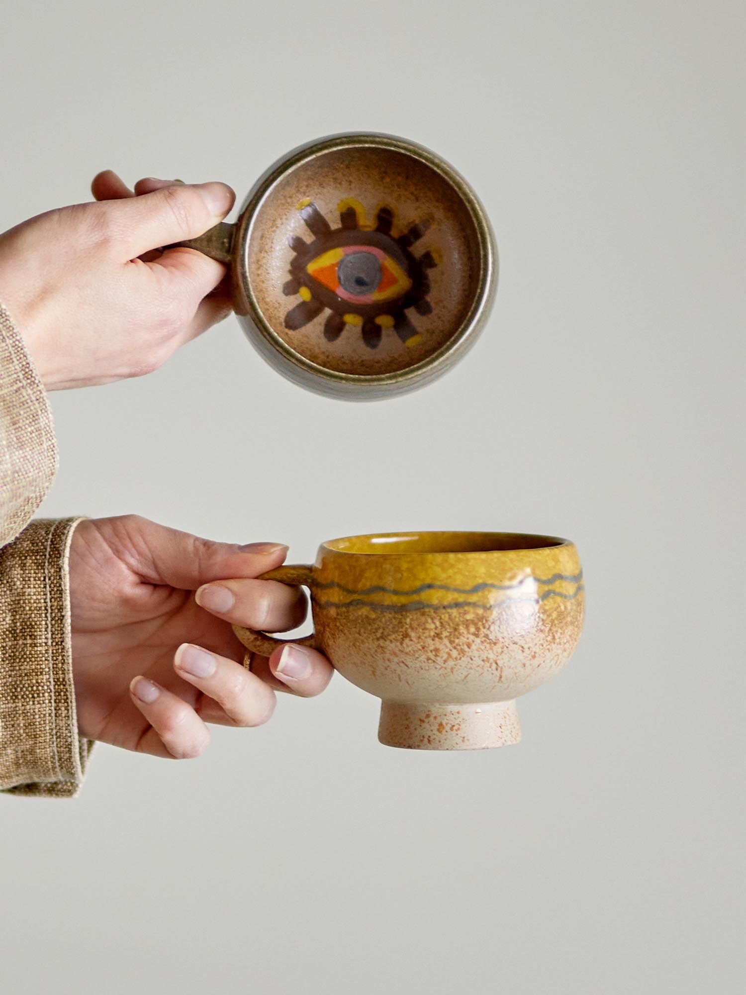 Die Oculus Tasse von Bloomingville, aus braunem Steingut, besticht durch ihr stilvolles Design und hochwertige Verarbeitung.