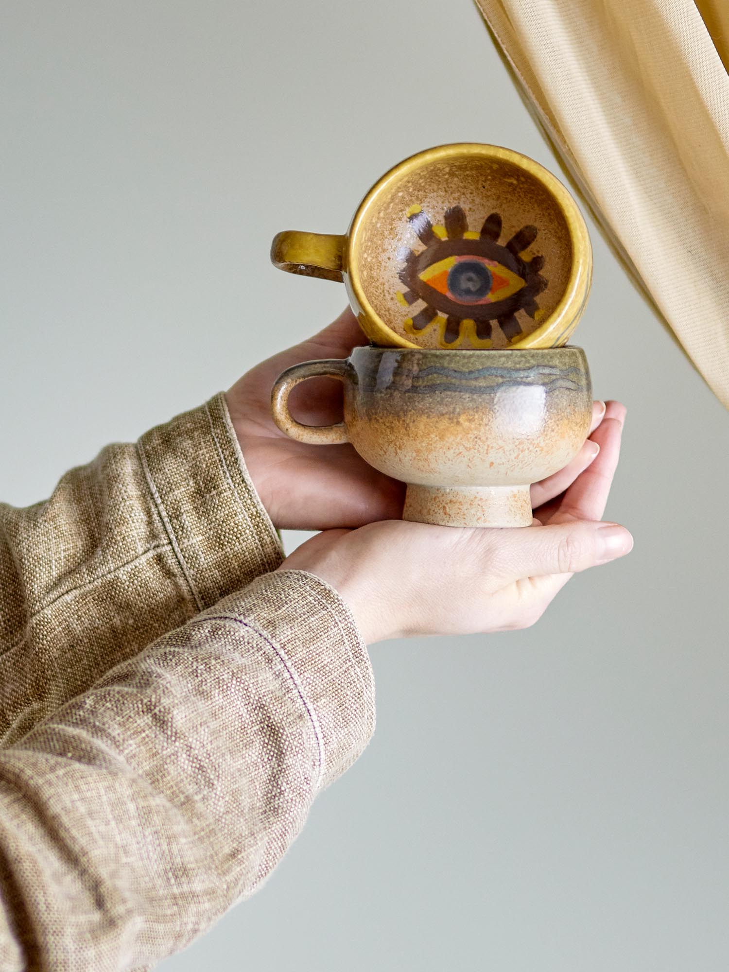 Die braune Oculus Tasse von Bloomingville aus Steingut überzeugt mit elegantem Design und erstklassiger Materialqualität.