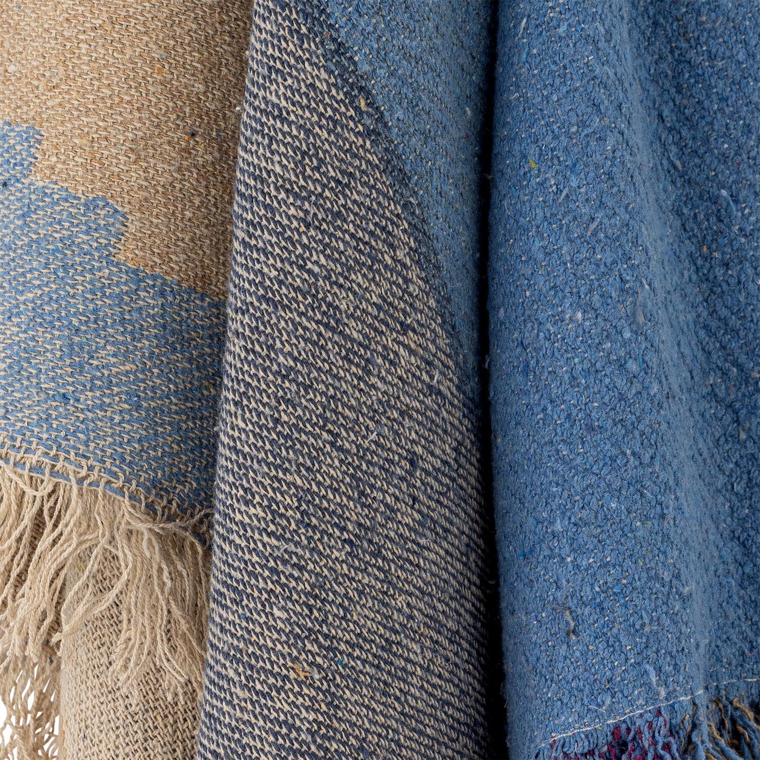 Die Maji Decke in Blau aus recycelter Baumwolle von Creative Collection vereint umweltfreundliches Design mit Gemütlichkeit.