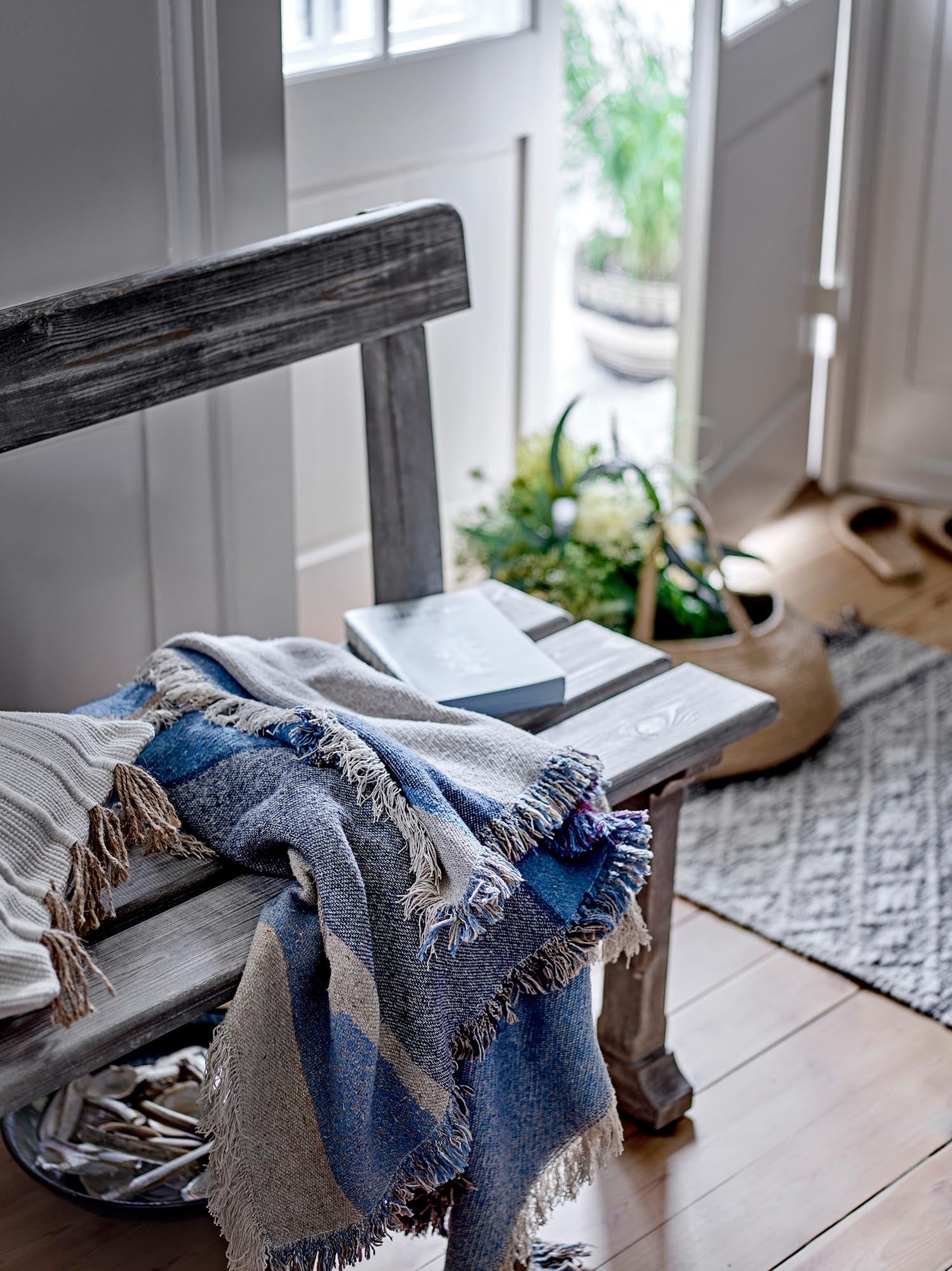 Die Maji Decke in Blau von Creative Collection besteht aus recycelter Baumwolle und bietet nachhaltigen Komfort und Stil.