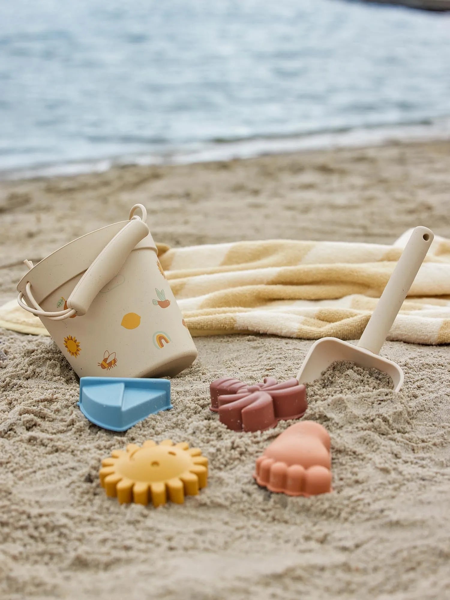 Entdecke das flexible, langlebige Silikon-Sandspielzeug-Set von Bloomingville MINI für kreative Strandabenteuer.