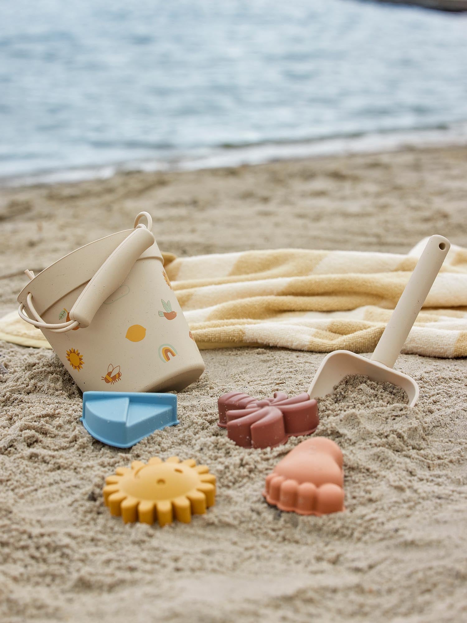 Agnes Strandspielzeug aus Silikon in Naturtönen, perfekt für Kinder. Robust, sicher und ideal für Sand- und Wasserabenteuer.