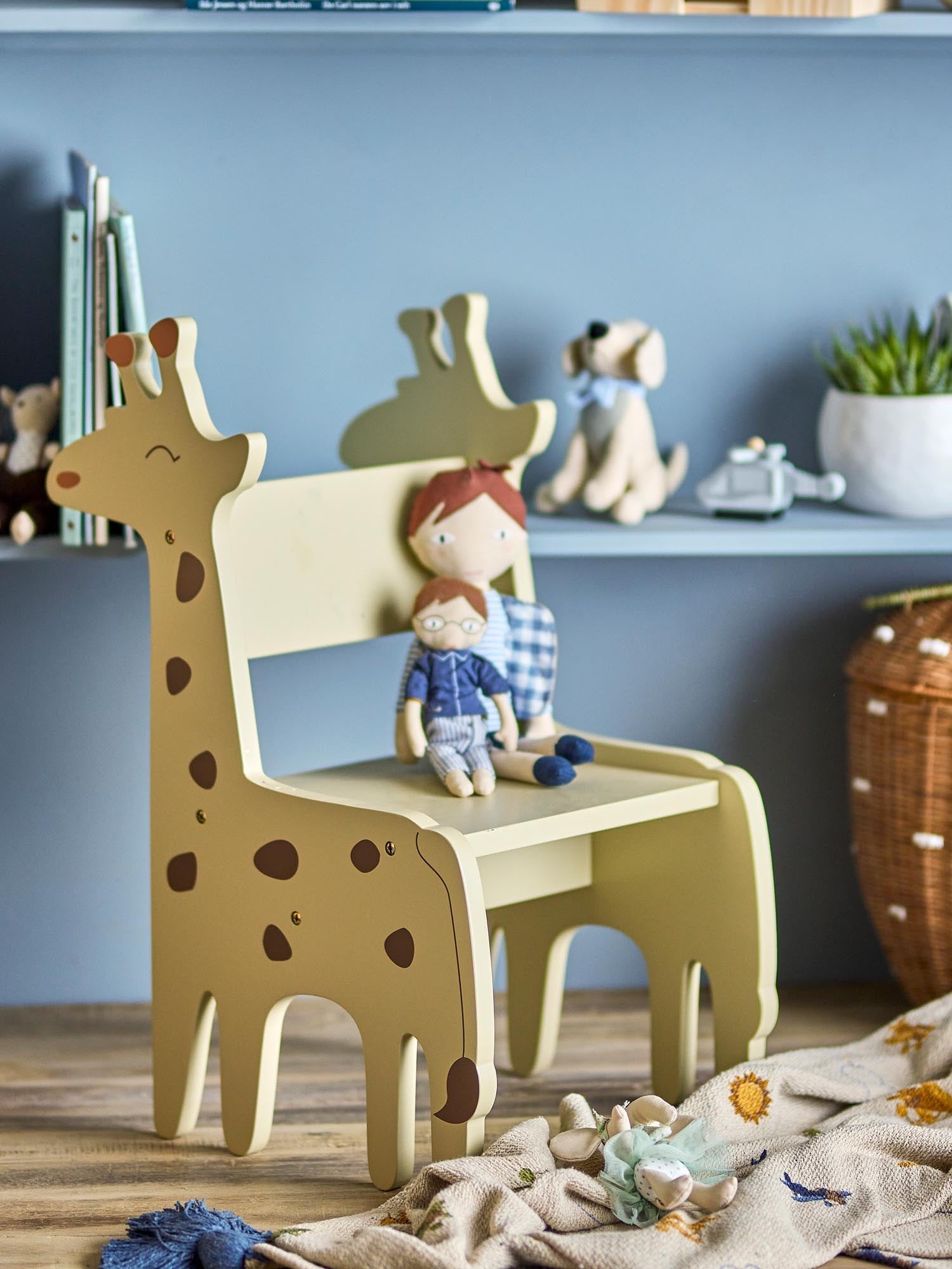 Der Ibber Stuhl in Grau von Bloomingville Mini, aus FSC®100% MDF, ist stilvoll, nachhaltig und ideal für Kinderzimmer.