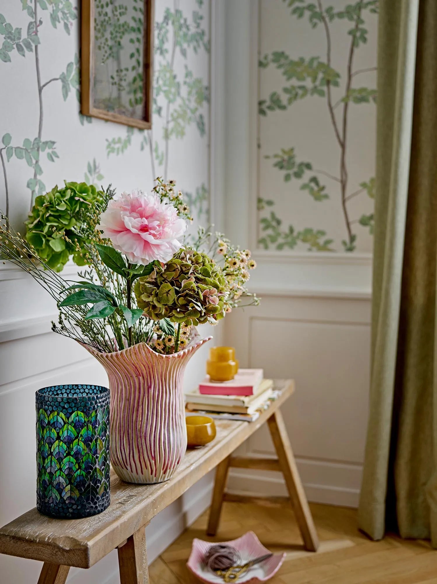 Elegante Steingutvase in Rosé, handgefertigt, mit einzigartiger Glasur. Perfekt für Blumen oder als stilvolles Deko-Objekt.