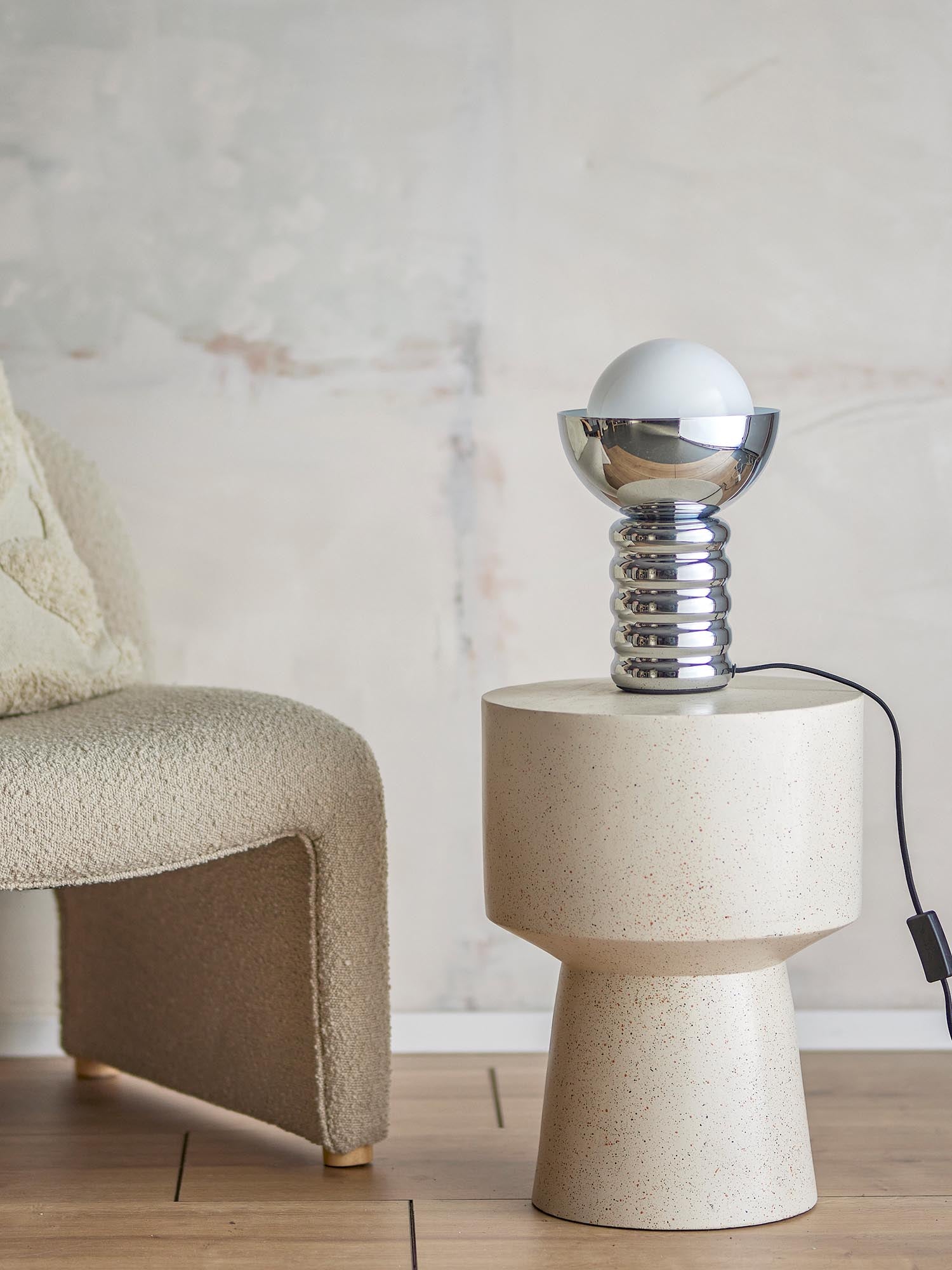 Die Spike Tischlampe von Bloomingville aus silbernem Metall besticht durch ihr modernes Design und ist ein stilvoller Lichtakzent.